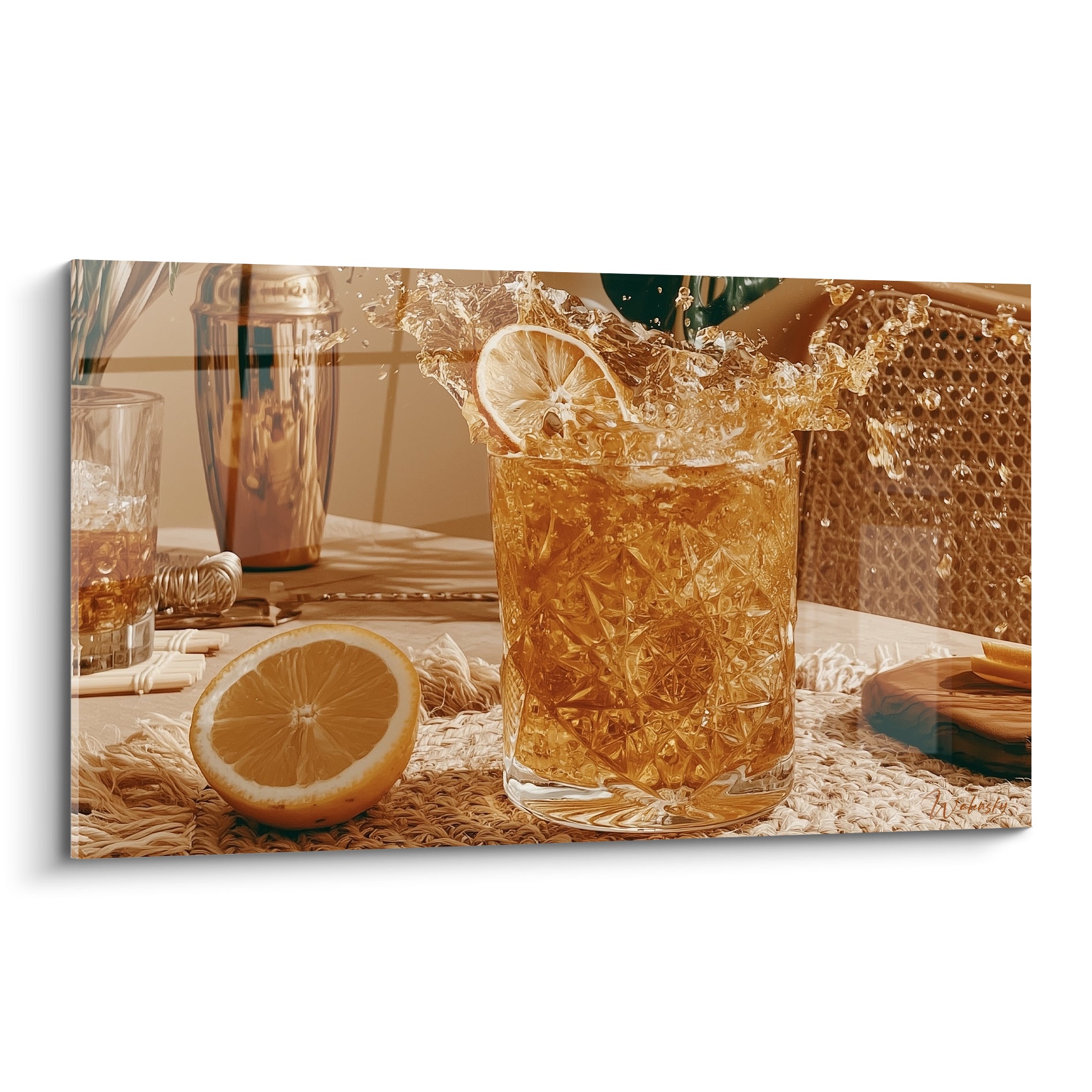 Éclaboussure dorée jaillissant d'un verre ambré avec citron, cristal facetté et lumière chaude