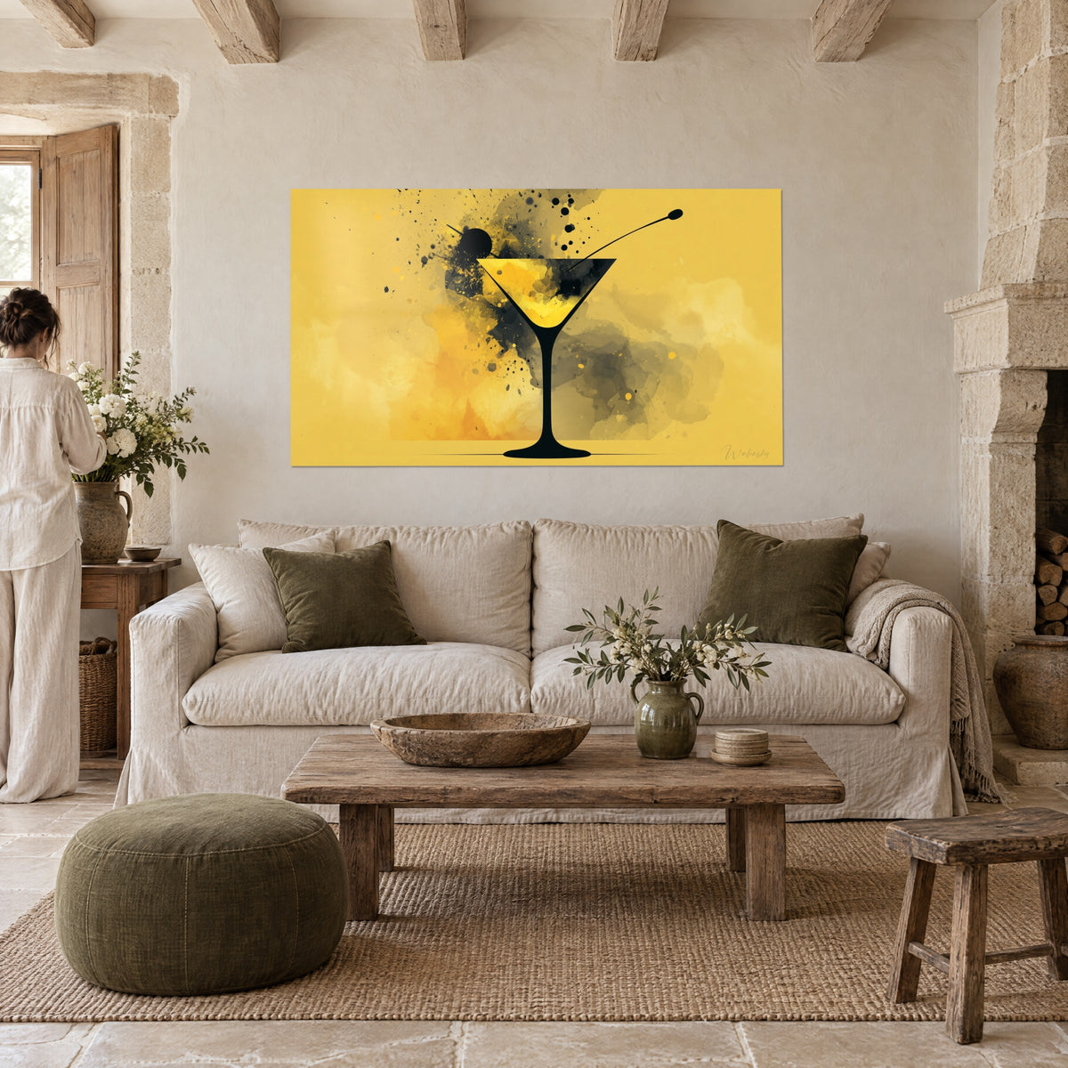 Cuadro martini negro sobre fondo amarillo azafrán, salpicaduras de tinta gris, mujer de espaldas sobre un sofá en un salón luminoso