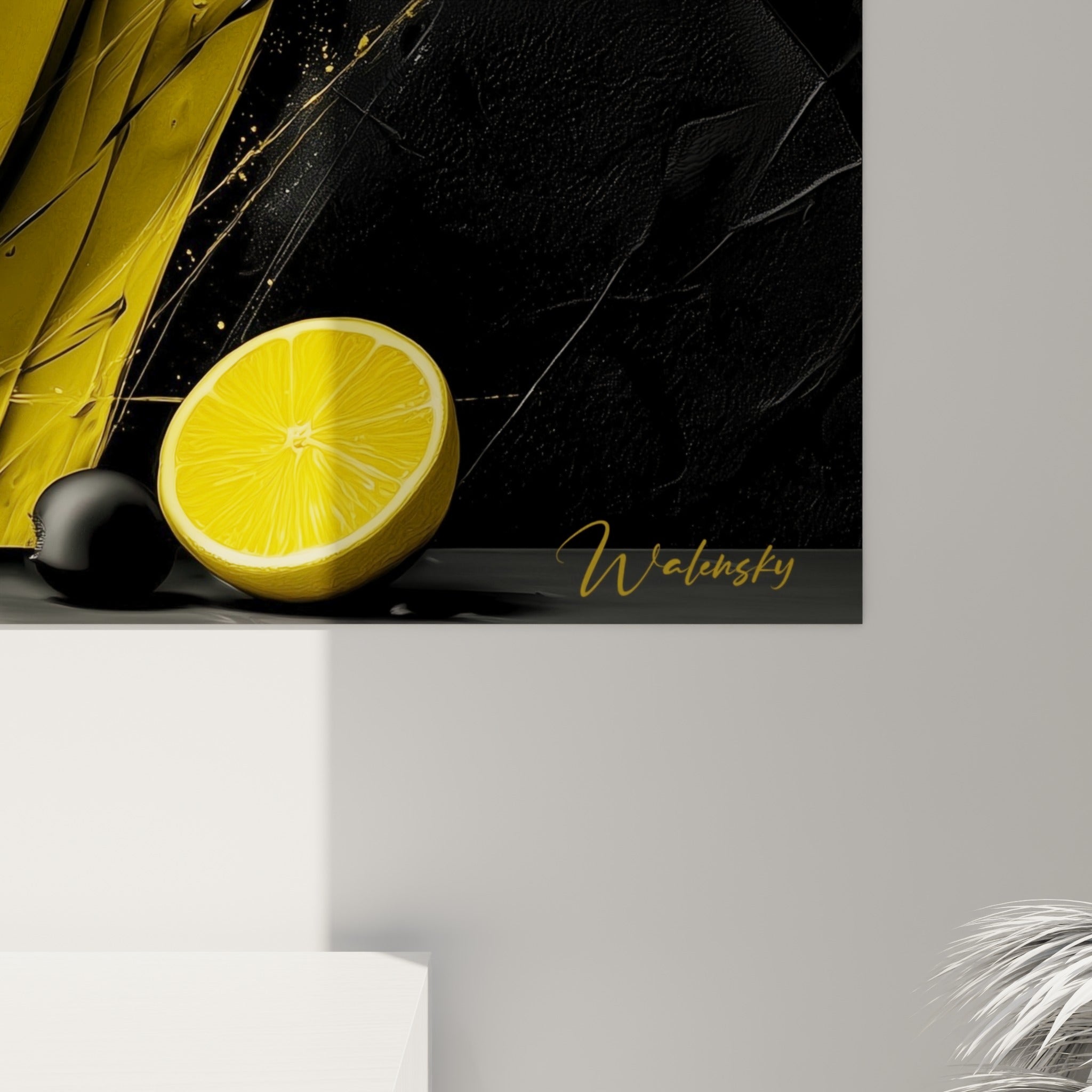 Empâtements jaune citron et coulures dorées se mêlant au grain anthracite près du pied du verre à martini