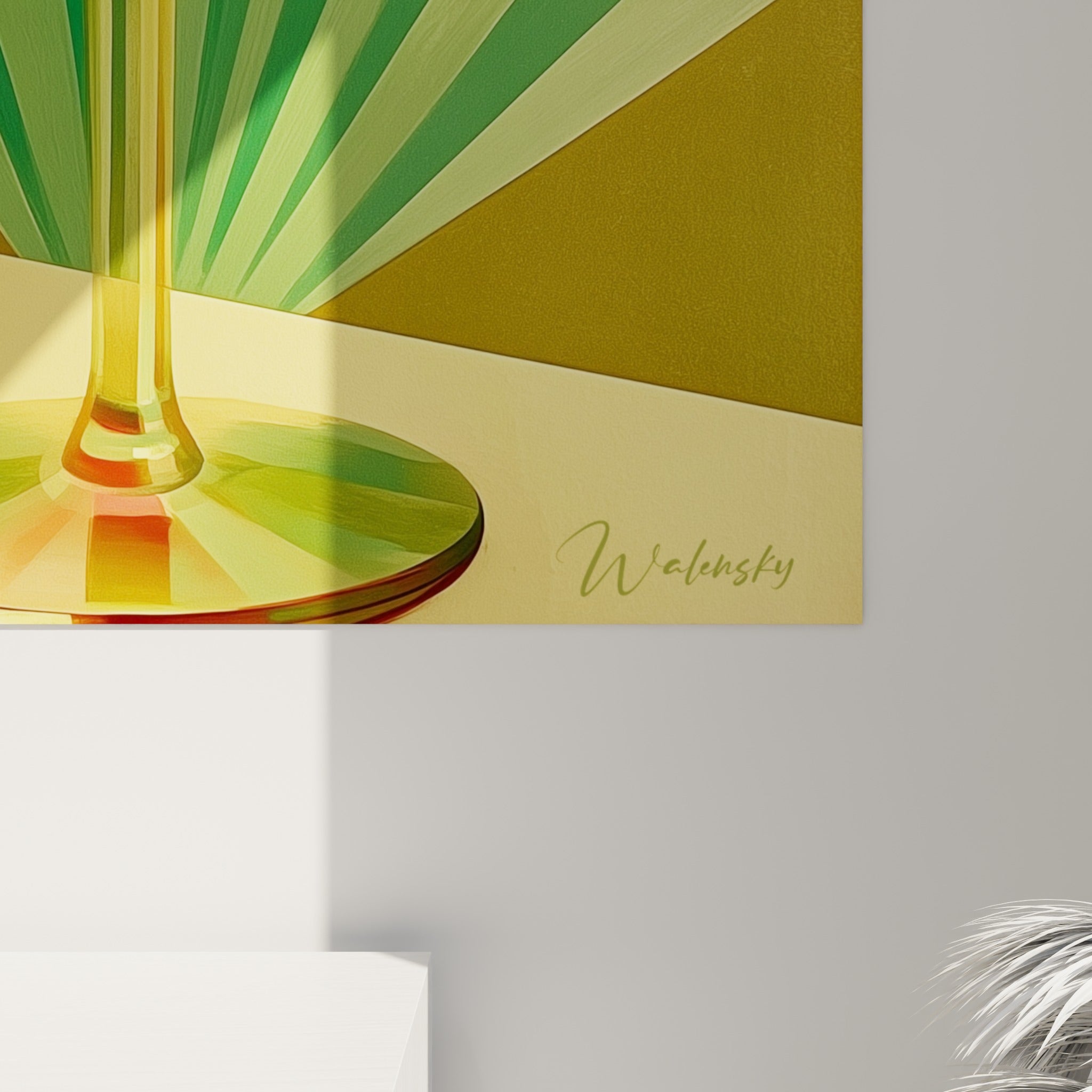 Facettes du verre taillé révélant des reflets ambrés, orangés et verts en gros plan sur la toile