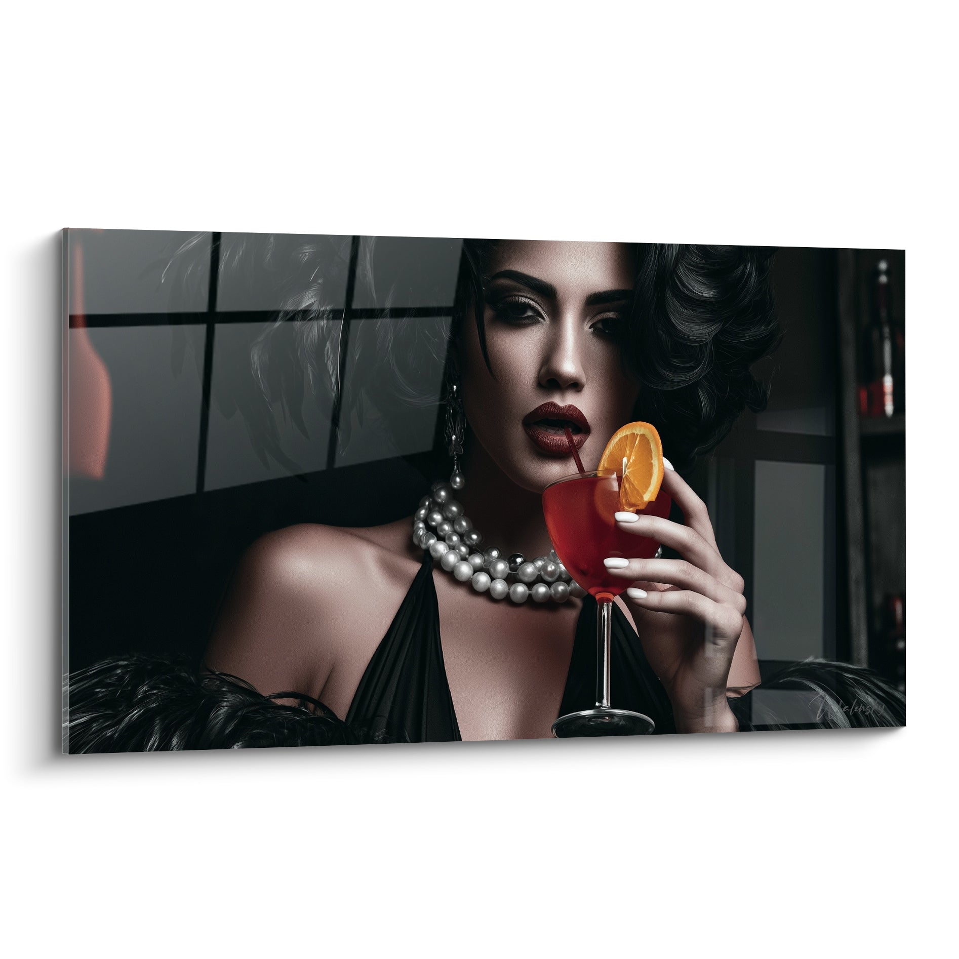 Femme au collier de perles grises savourant un cocktail rouge, plumes noires et lumière tamisée