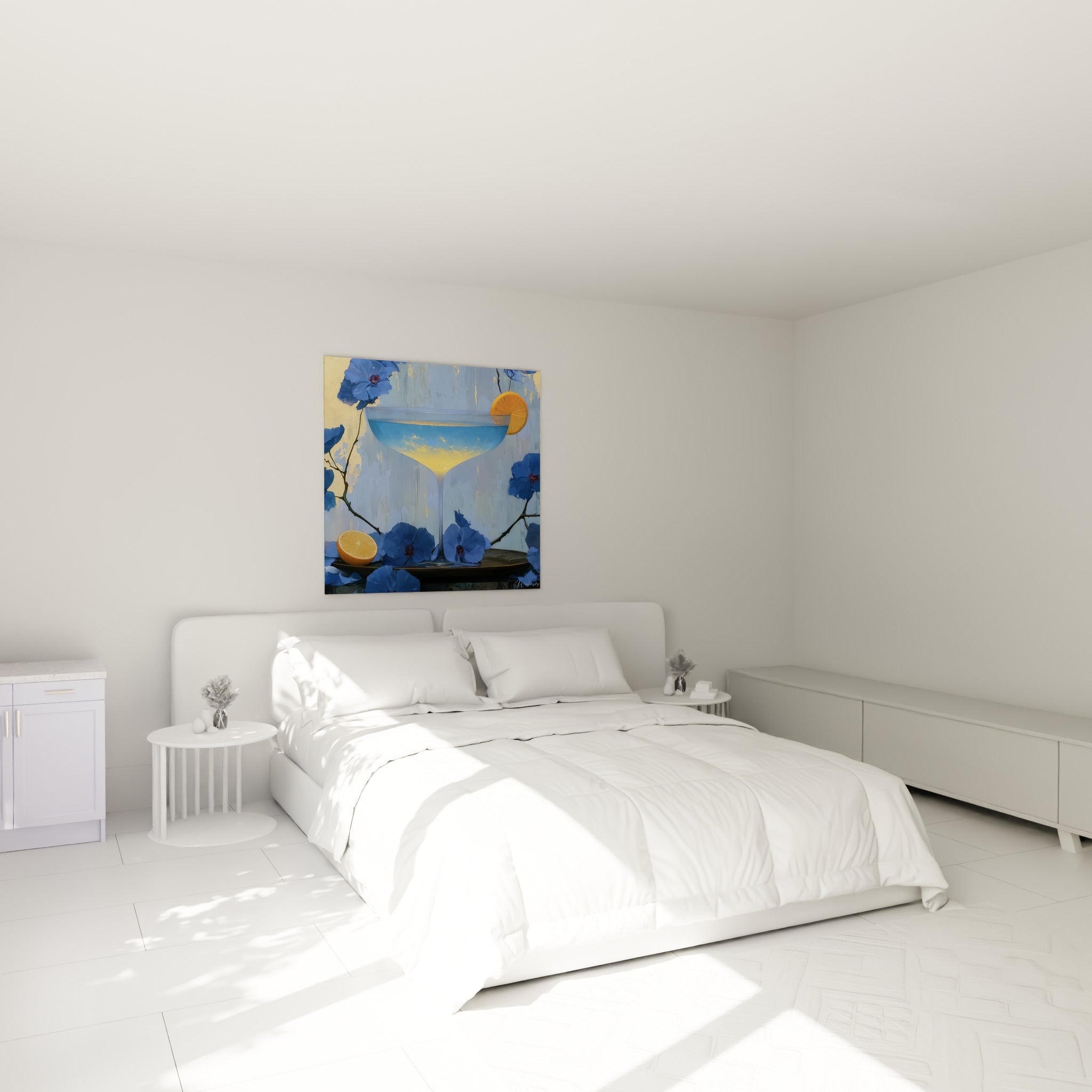 Cocktail doré et fleurs bleu marine peints au-dessus d'un lit dans une chambre claire