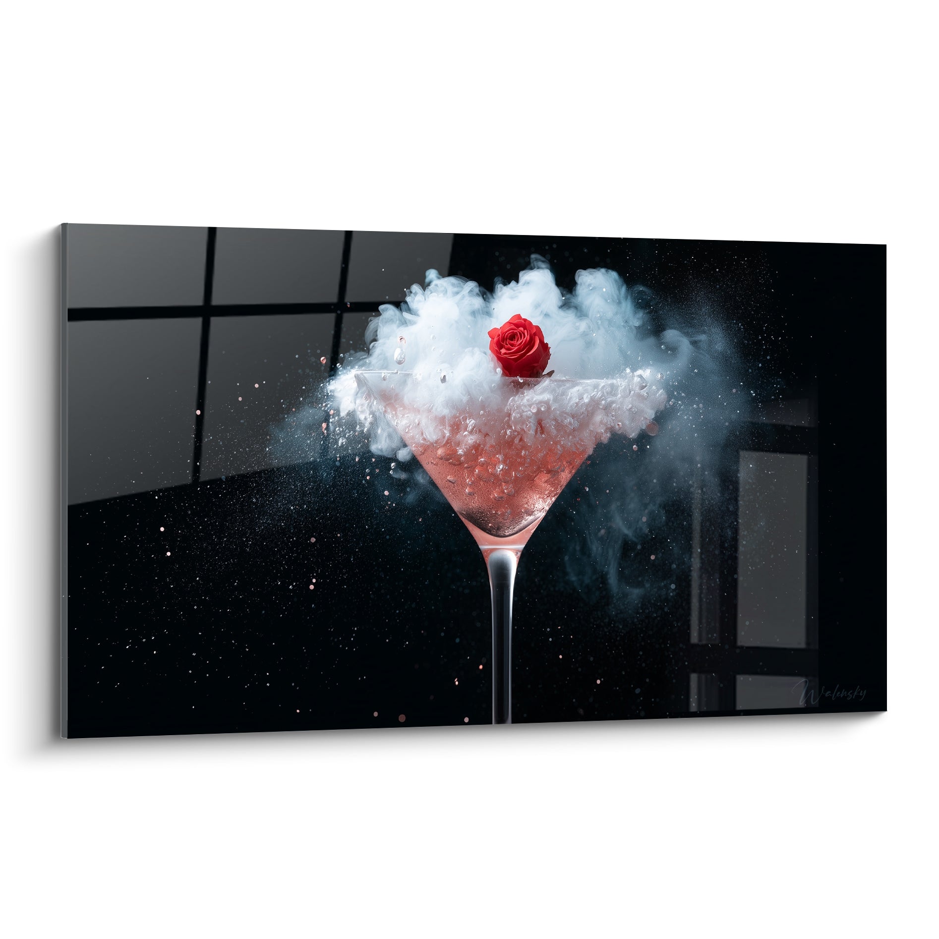 Verre à martini rose surmonté de fumée blanche et d'une rose rouge sur fond noir