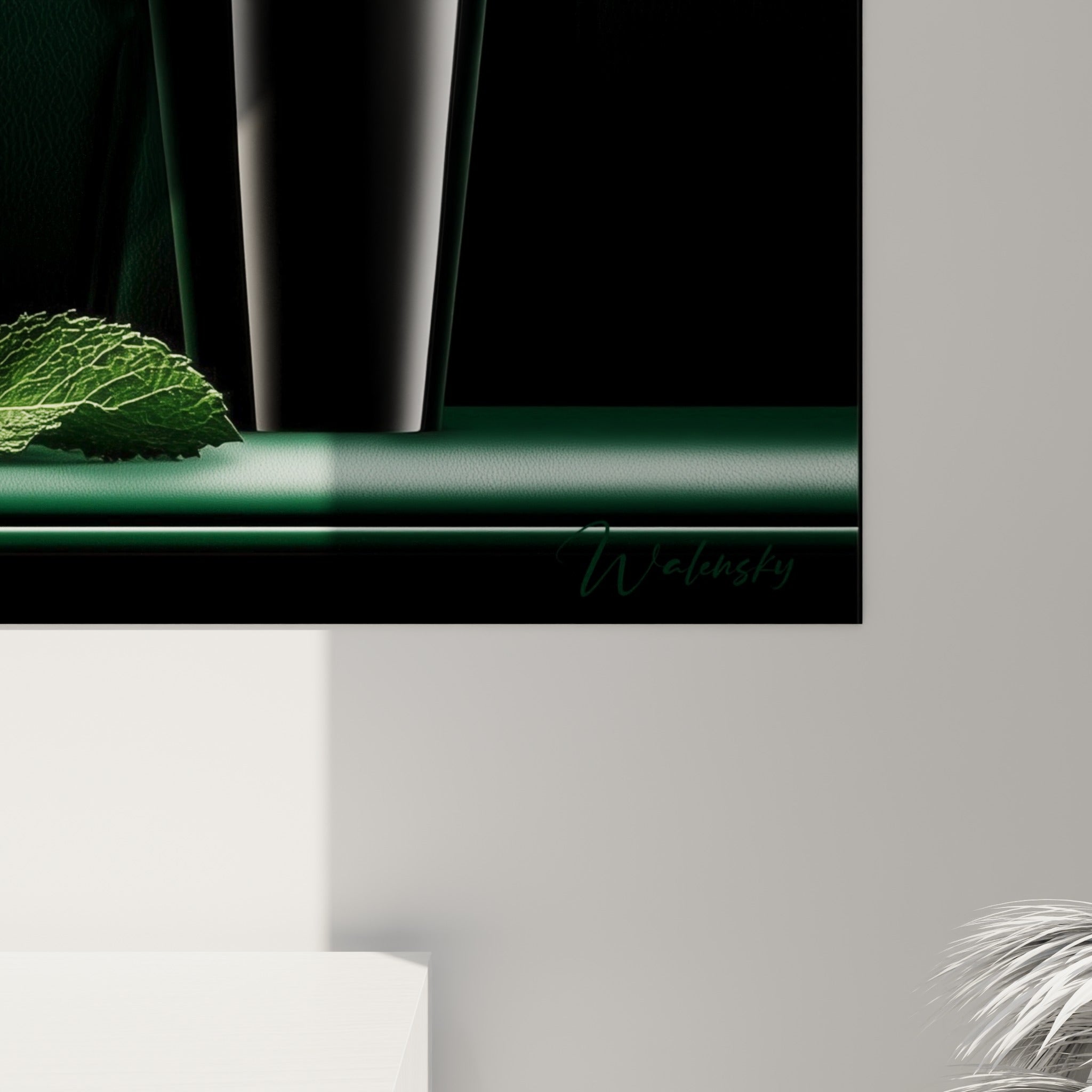 Détail des textures : mousse blanche, glace pilée et grain du cuir vert émeraude se révèlent de près