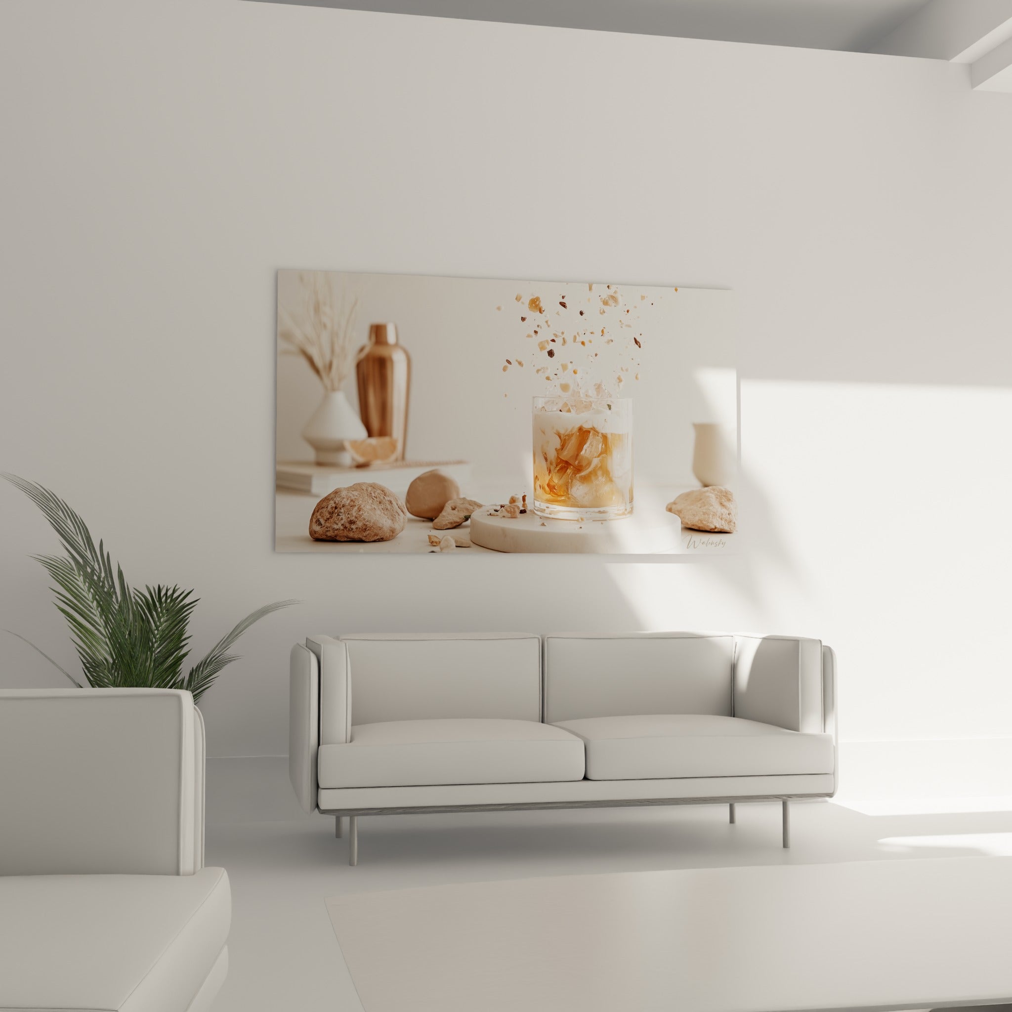 Glaçons dorés en suspension dans un verre ambré et beige au-dessus d'un canapé dans un salon lumineux