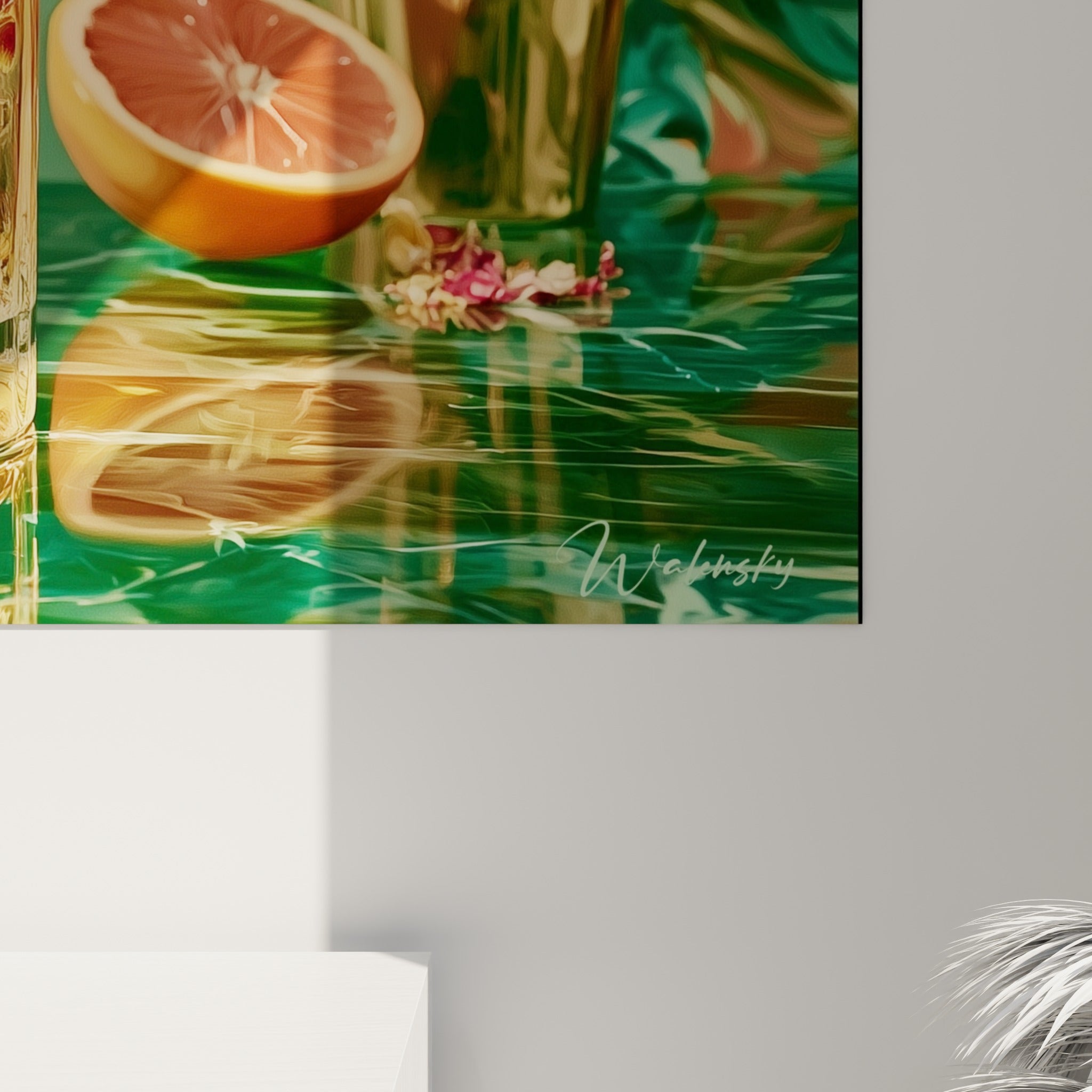 Reflets dorés et glaçons translucides du cocktail se détachant sur la surface miroitante vert émeraude de la table