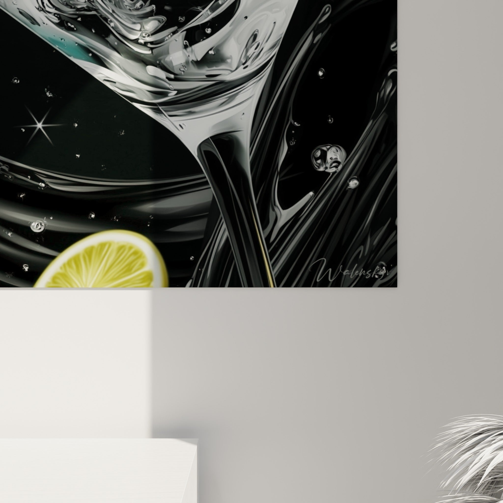 Gouttelettes cristallines et volutes anthracite autour du citron jaune et du liquide argenté du martini
