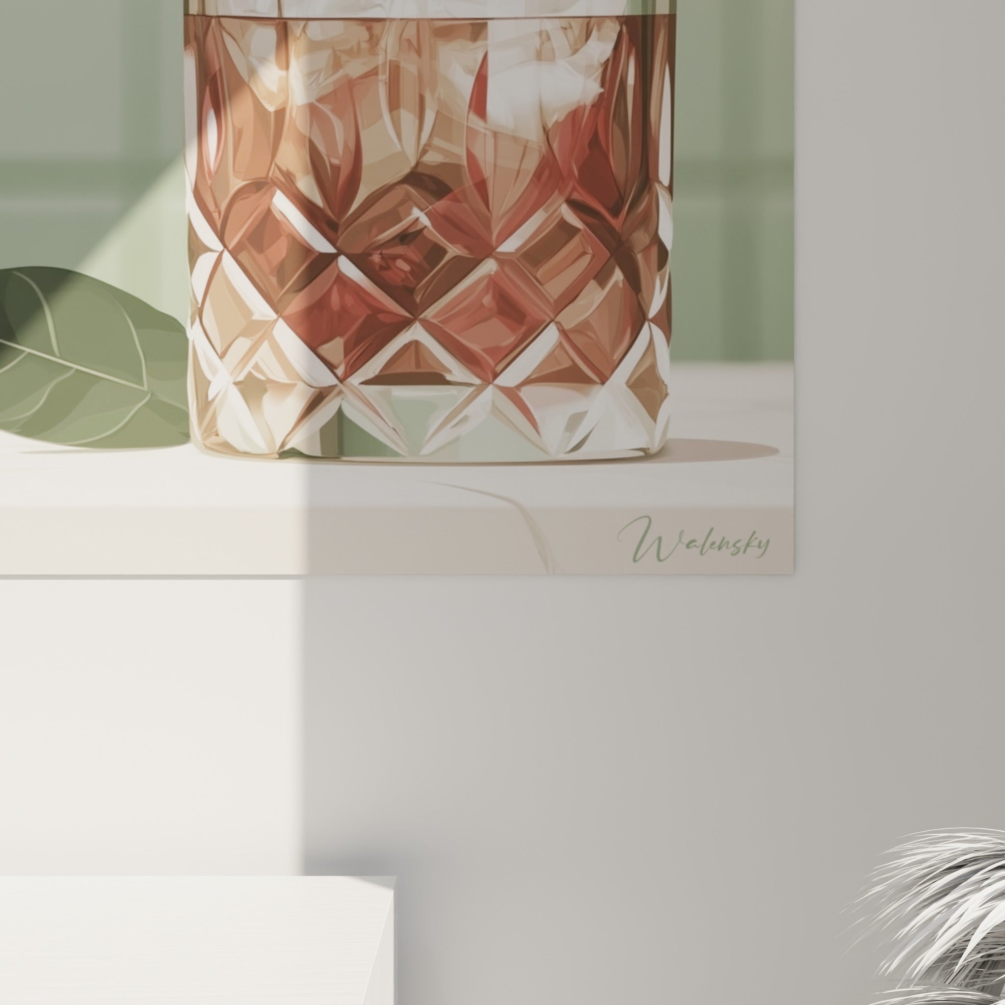 Facettes du verre taillé cocktail révélant glaçons blancs et reflets terracotta sur toile