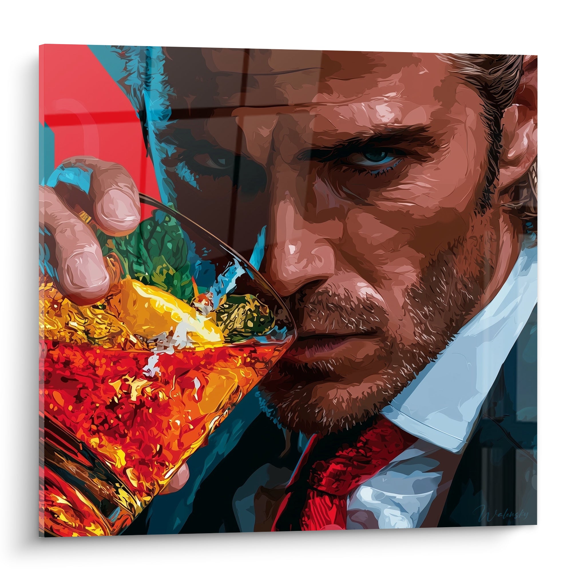 Homme au regard bleu perçant buvant un cocktail orangé sur fond rouge et bleu profond