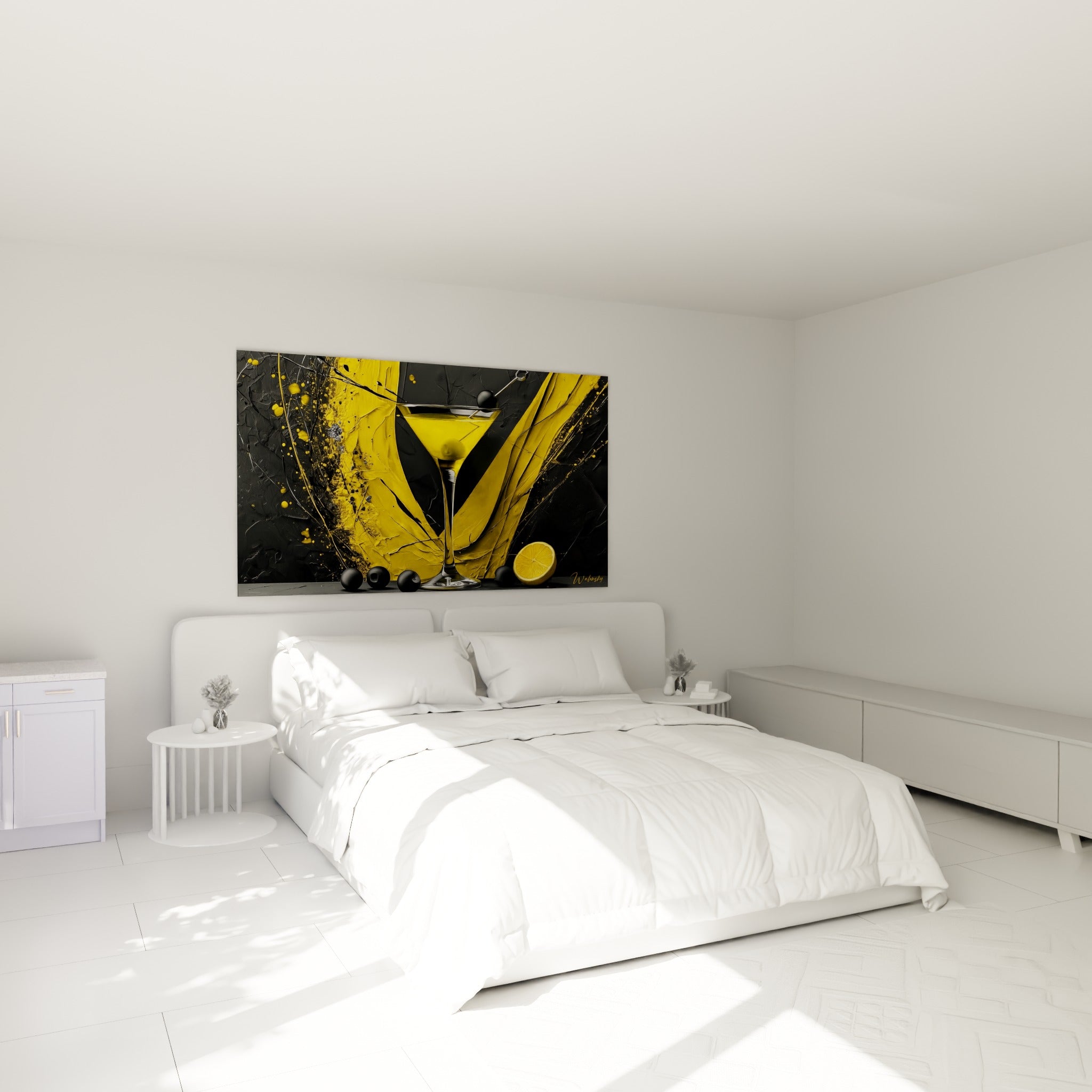 Cocktail jaune vif dans un verre élancé, entouré d'olives noires, au-dessus d'un lit dans une chambre claire