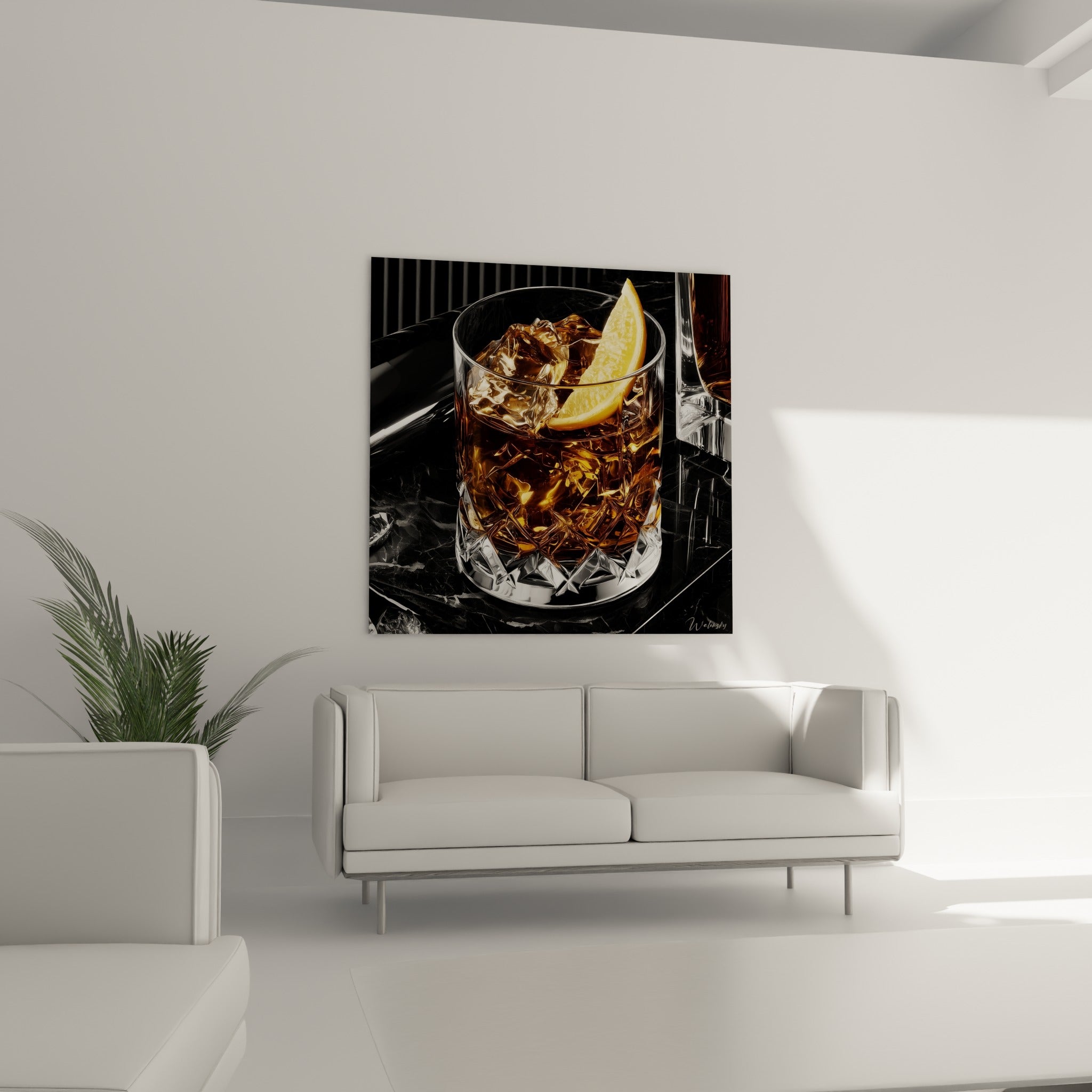 Verre taillé rempli de liquide cuivré et de citron accroché au-dessus d'un canapé dans un salon lumineux