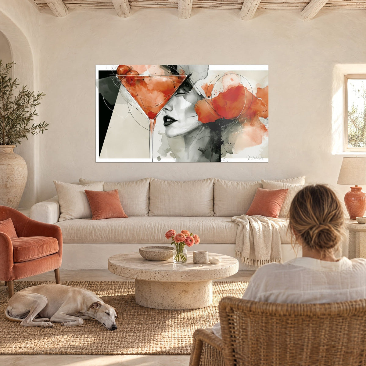 Tableau martini rempli d'aquarelle orange, visage esquissé gris, deux personnes de dos, au-dessus d'un canapé dans un salon lumineux