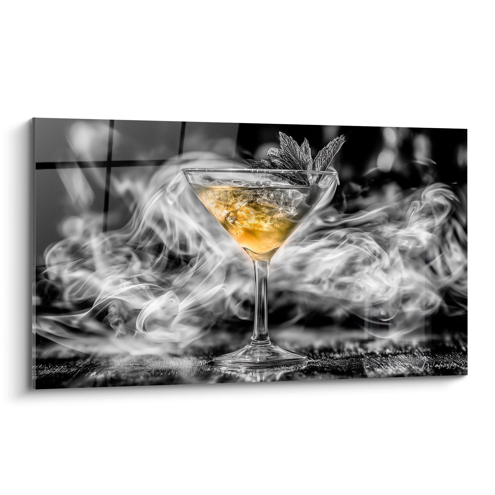 Verre à martini doré et fumée blanche enveloppante sur fond noir anthracite intense