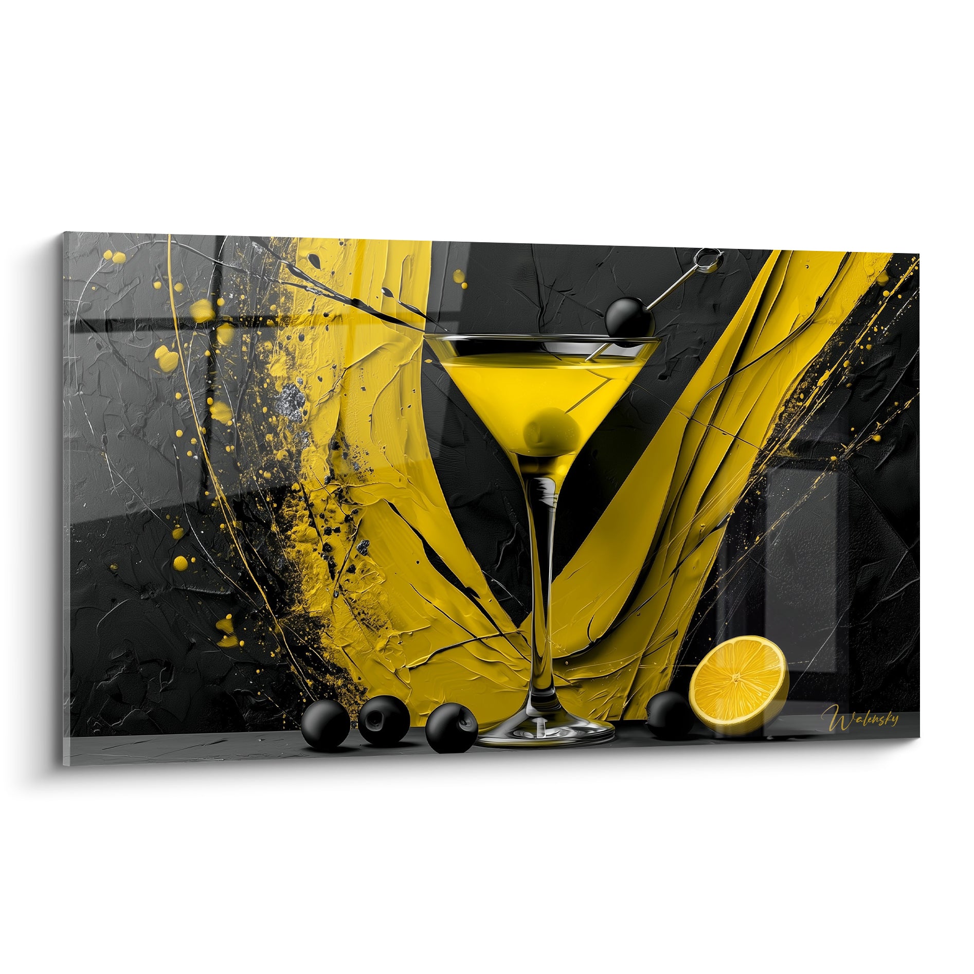 Martini jaune citron et olives noires sur fond anthracite éclaboussé de peinture dorée