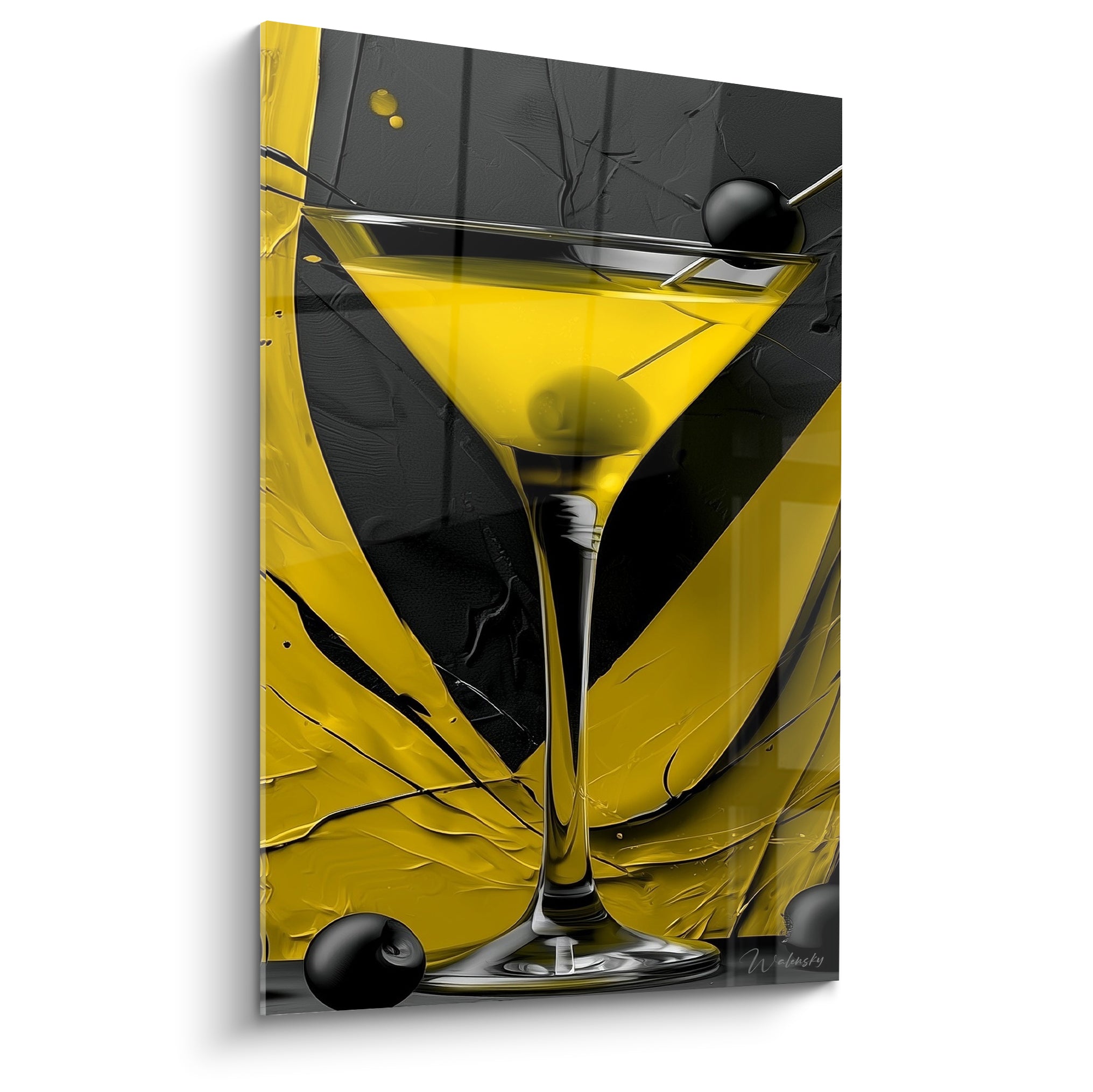 Verre martini jaune moutarde et olives noires sur fond anthracite texturé, style graphique