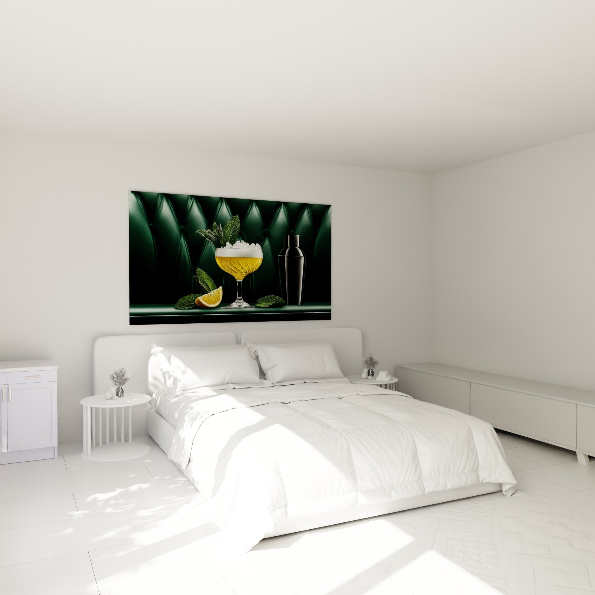 Menthe fraîche et cocktail doré se détachent sur cuir vert sombre, au-dessus d'un lit dans une chambre claire