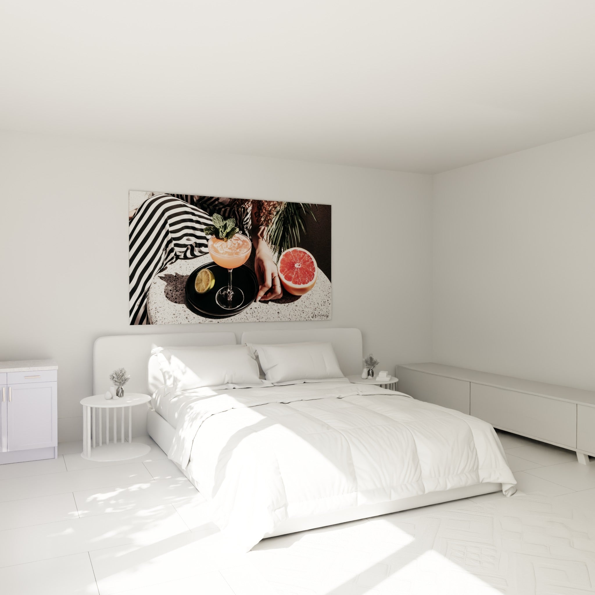 Cocktail rose et menthe fraîche accroché au-dessus d'un lit dans une chambre claire