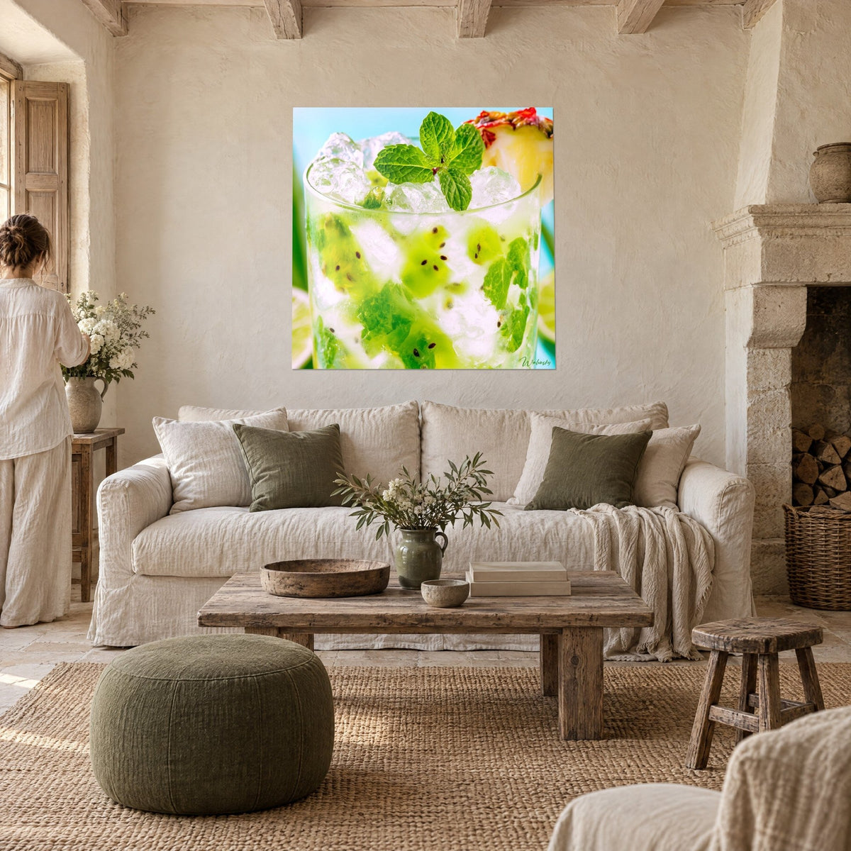 Quadro mojito ghiacciato con cubetti di kiwi, menta verde e cubetti di ghiaccio brinati, cielo turchese, sopra un divano in un soggiorno luminoso