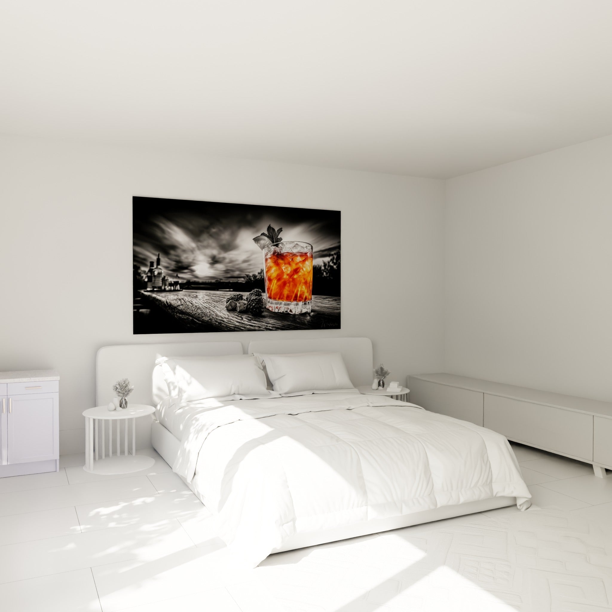 Cocktail ambré et glaçons blancs, tableau accroché au-dessus d'un lit dans une chambre claire
