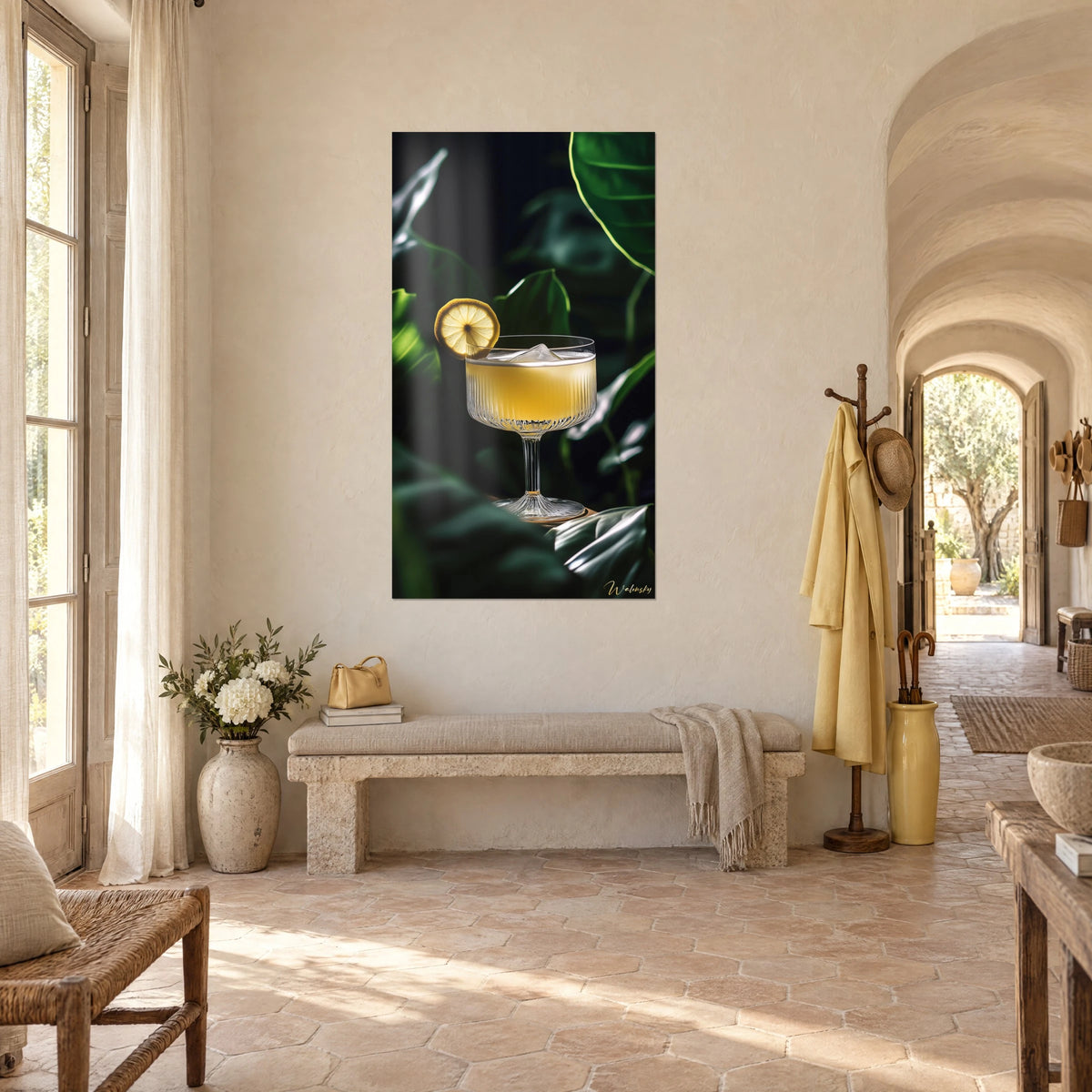 Tableau verre à pied rempli de boisson jaune pâle, glaçon et demi-citron, fond vert profond, mur crème d'un mas provençal