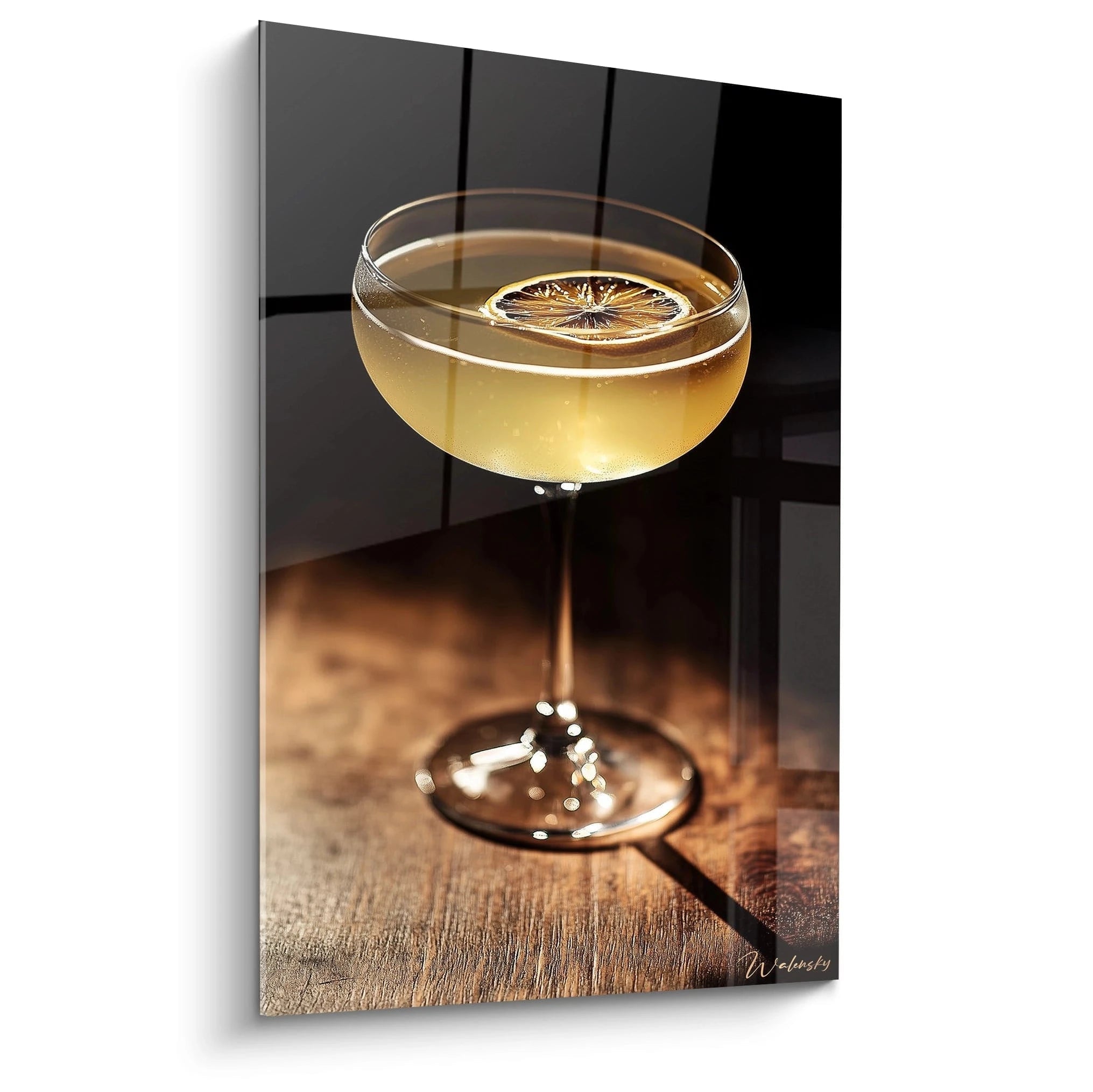 Un tableau cocktail montrant un verre à pied rempli d’un liquide doré, sur une table en bois sombre, avec une tranche de citron séchée en garniture. Lumière contrastée et texture lisse du verre.