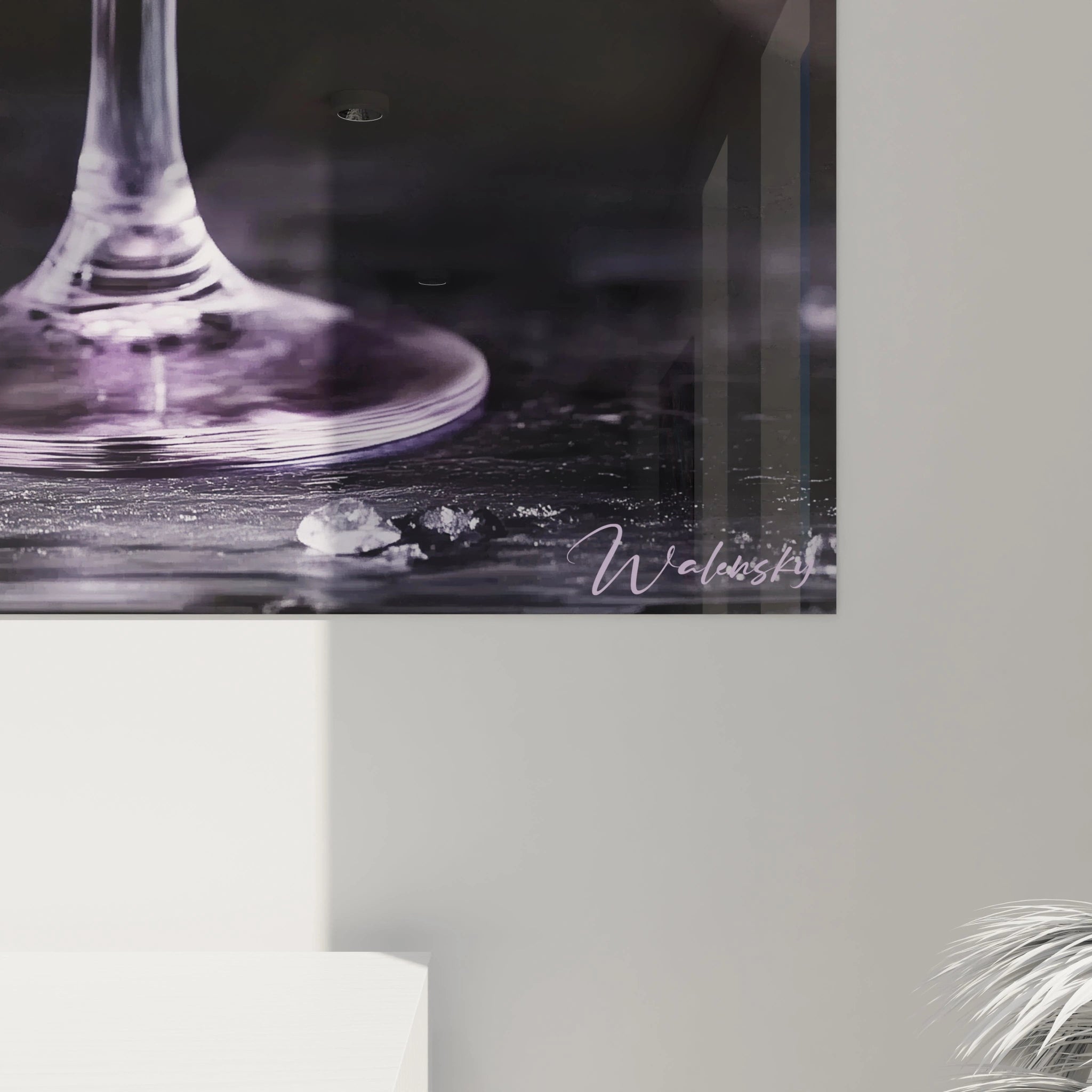 Tableau cocktail figurant un grand verre à pied rempli de glace et de boisson violette, décoré d’une fleur violette. Les textures lisses du verre contrastent avec les reflets lumineux du fond sombre.