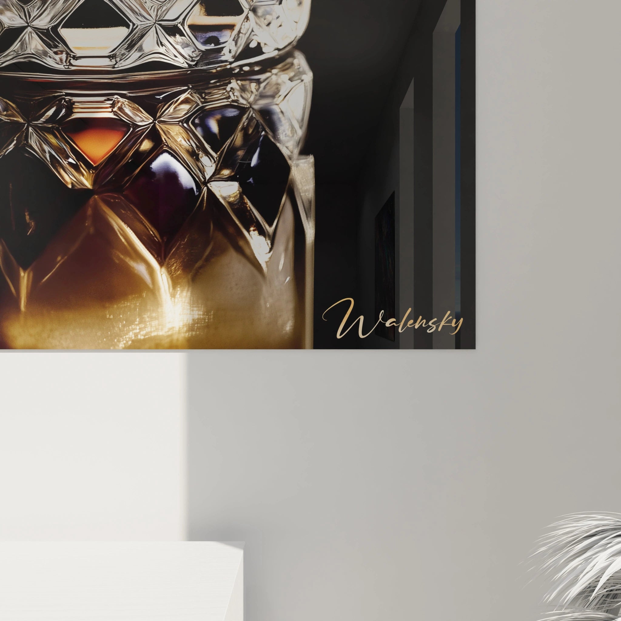 Un tableau cocktail centré sur un verre à whisky facetté, contenant un liquide doré et des glaçons, décoré de mûres et d’une tranche de pêche rouge et jaune, avec une surface réfléchissante.