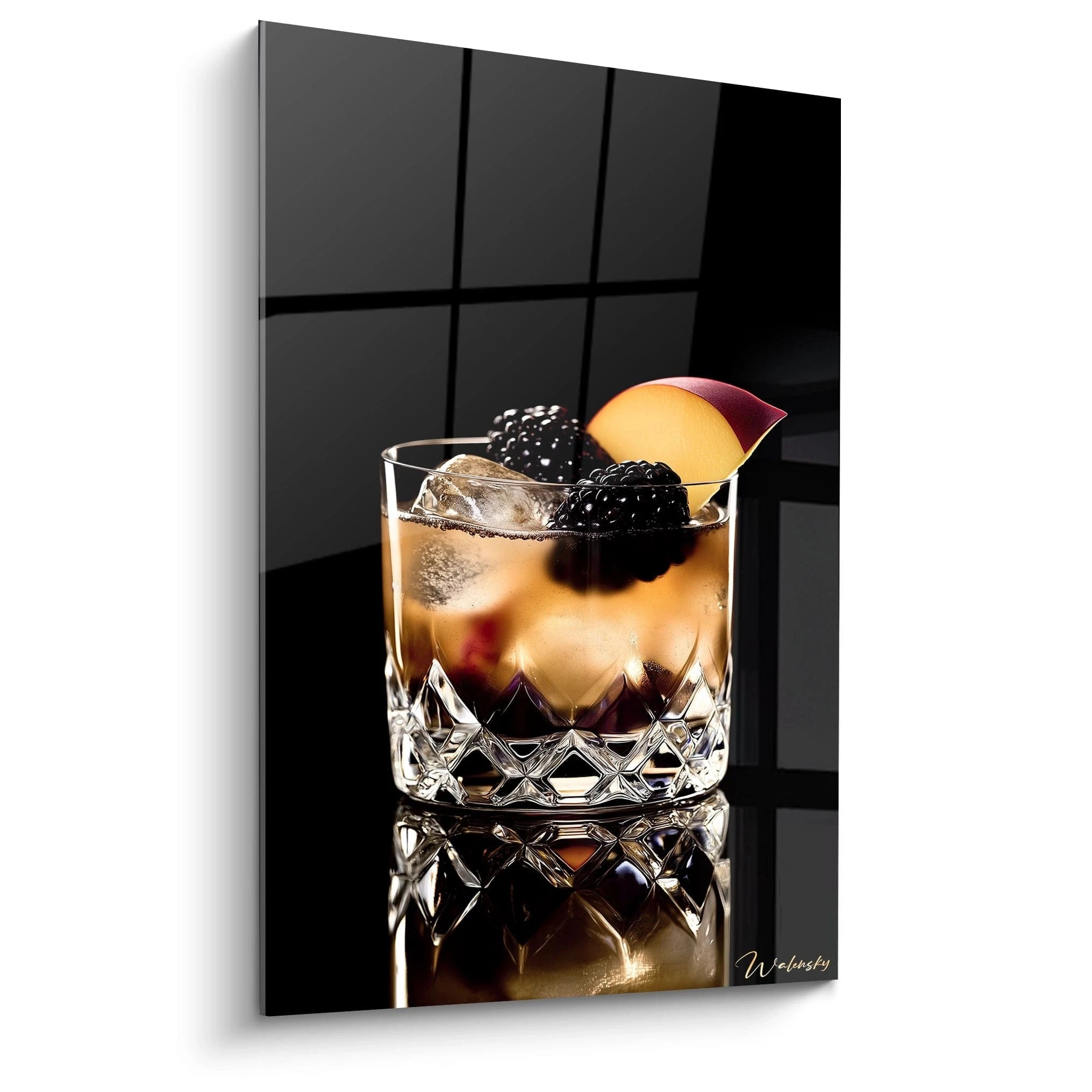 Un tableau cocktail représentant un verre en cristal rempli d’un liquide ambré, accompagné de mûres noires et d’une tranche de pêche, sur un fond noir uni avec des reflets lumineux.