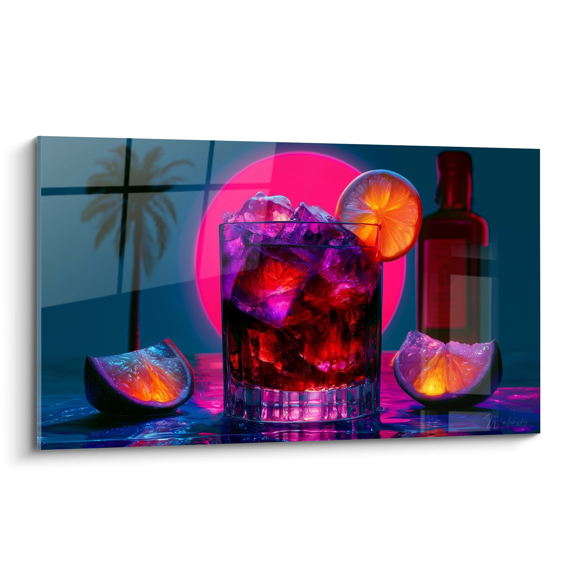 Verre à cocktail violet et rouge éclairé de rose, glaçons et rondelle orange sur fond bleu nuit