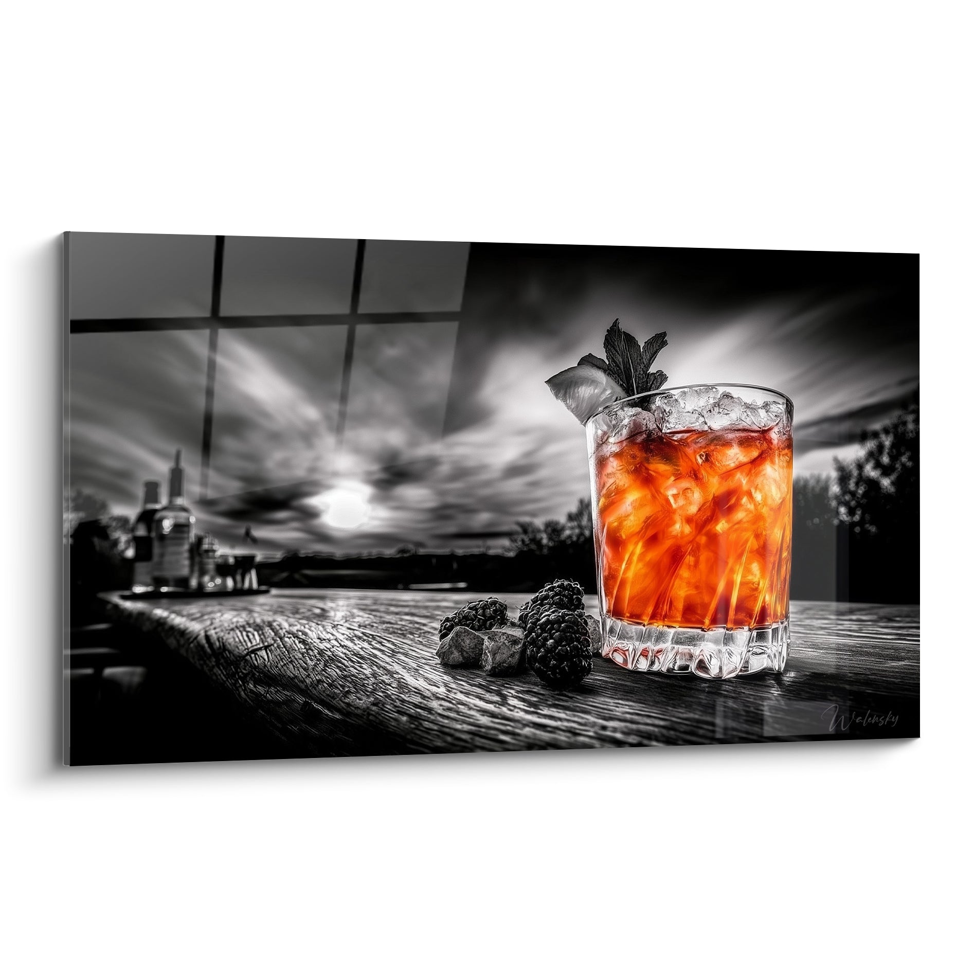 Cocktail orange fauve garni de menthe et mûres noires sur un bar en bois brut