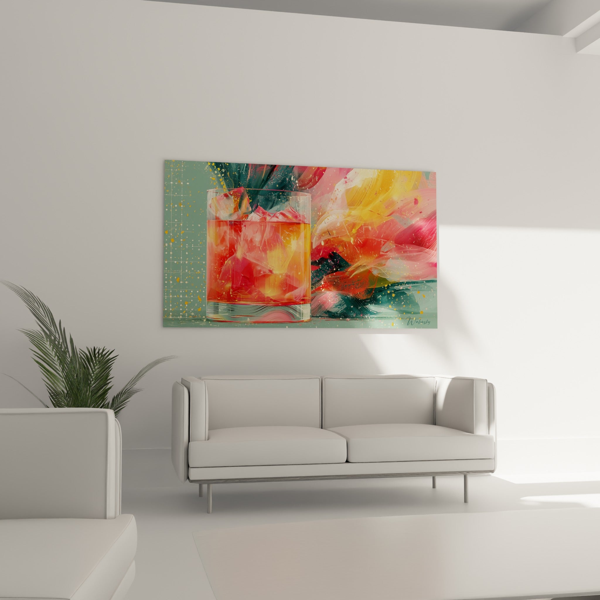 Verre à cocktail vermillon et fond floral doré placé au-dessus d'un canapé dans un salon lumineux