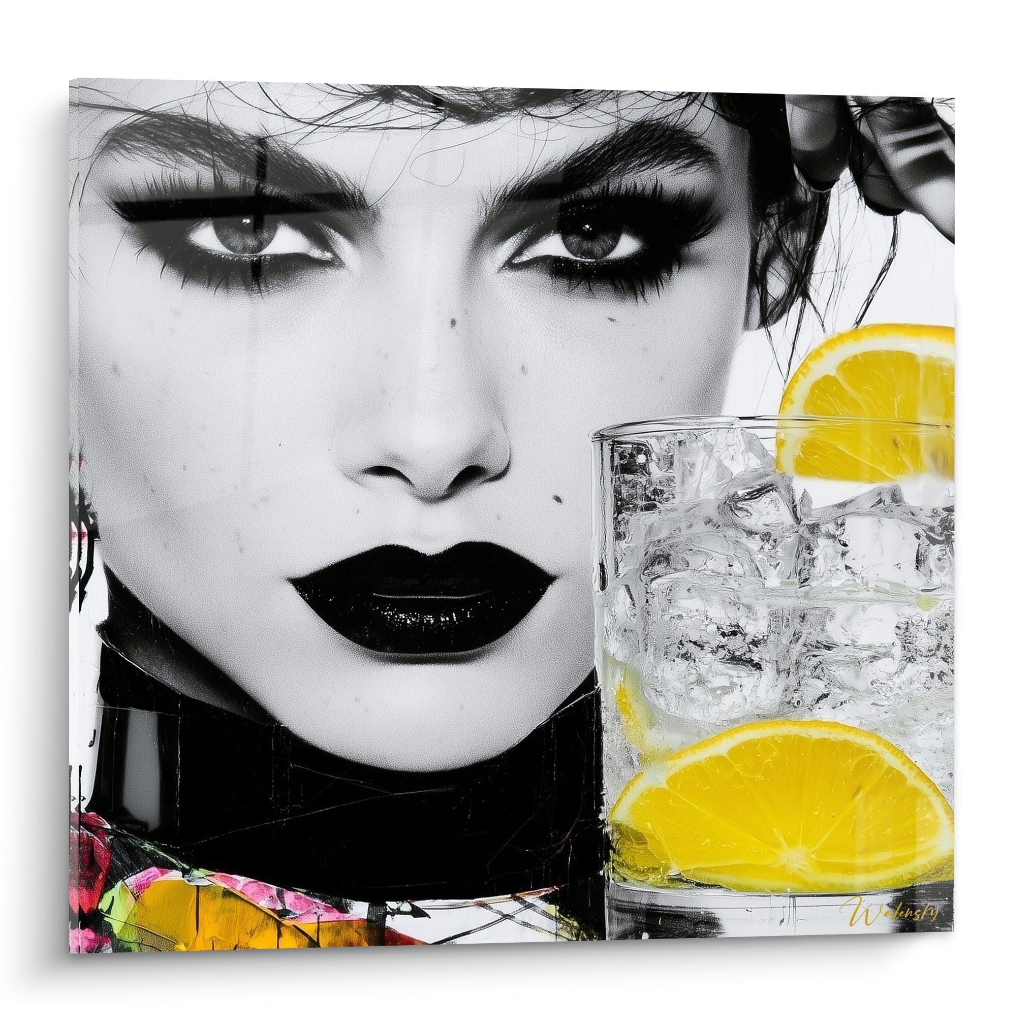 Portrait noir et blanc aux lèvres sombres près d'un verre glacé et citron jaune vif