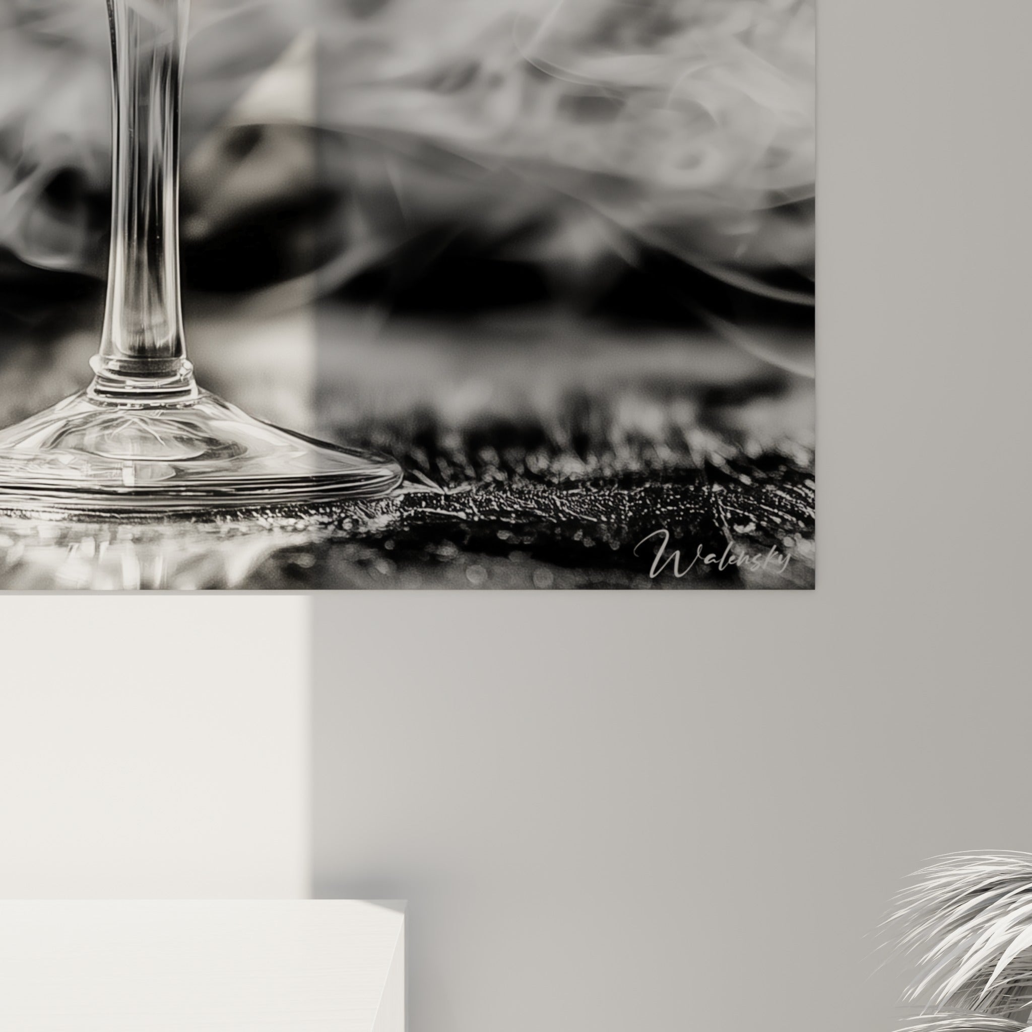Reflets dorés sur le verre et grain photographique de la fumée blanche visibles de près