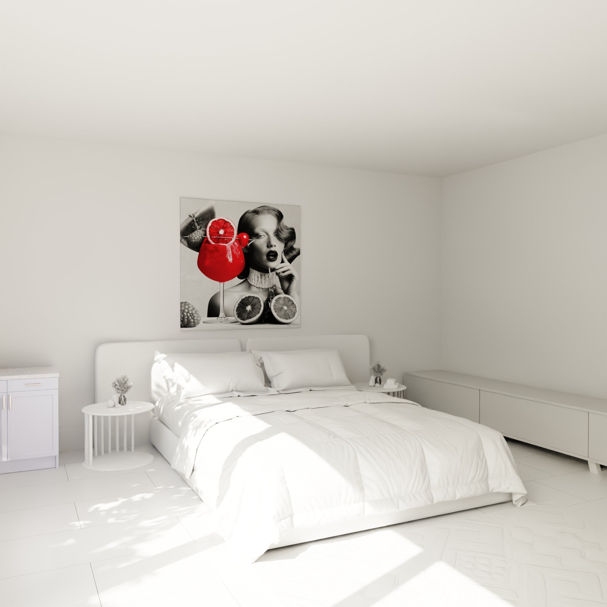 Portrait glamour et cocktail rouge vif surplombant un lit dans une chambre claire