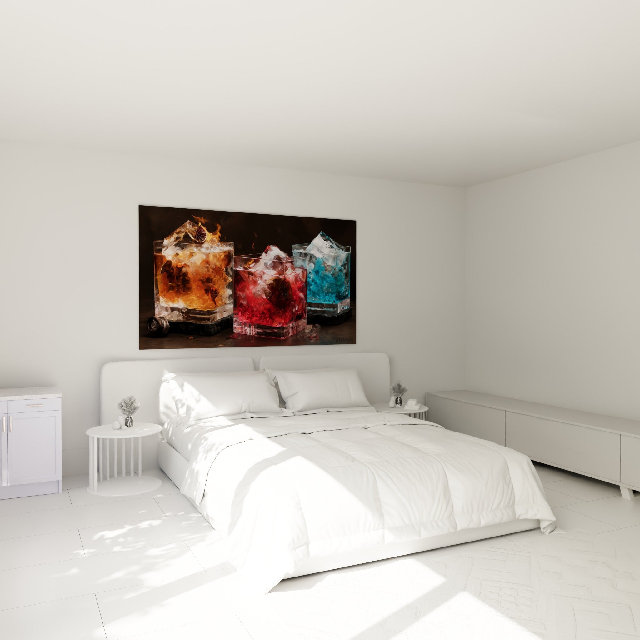 Cocktails ambré et bleu givré aux glaçons scintillants au-dessus d'un lit dans une chambre claire