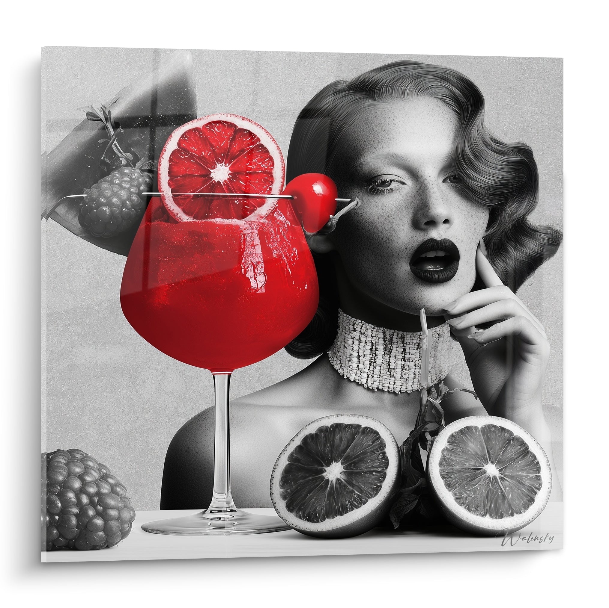 Femme rétro pose près d'un cocktail rouge éclatant, portrait noir et blanc contrasté