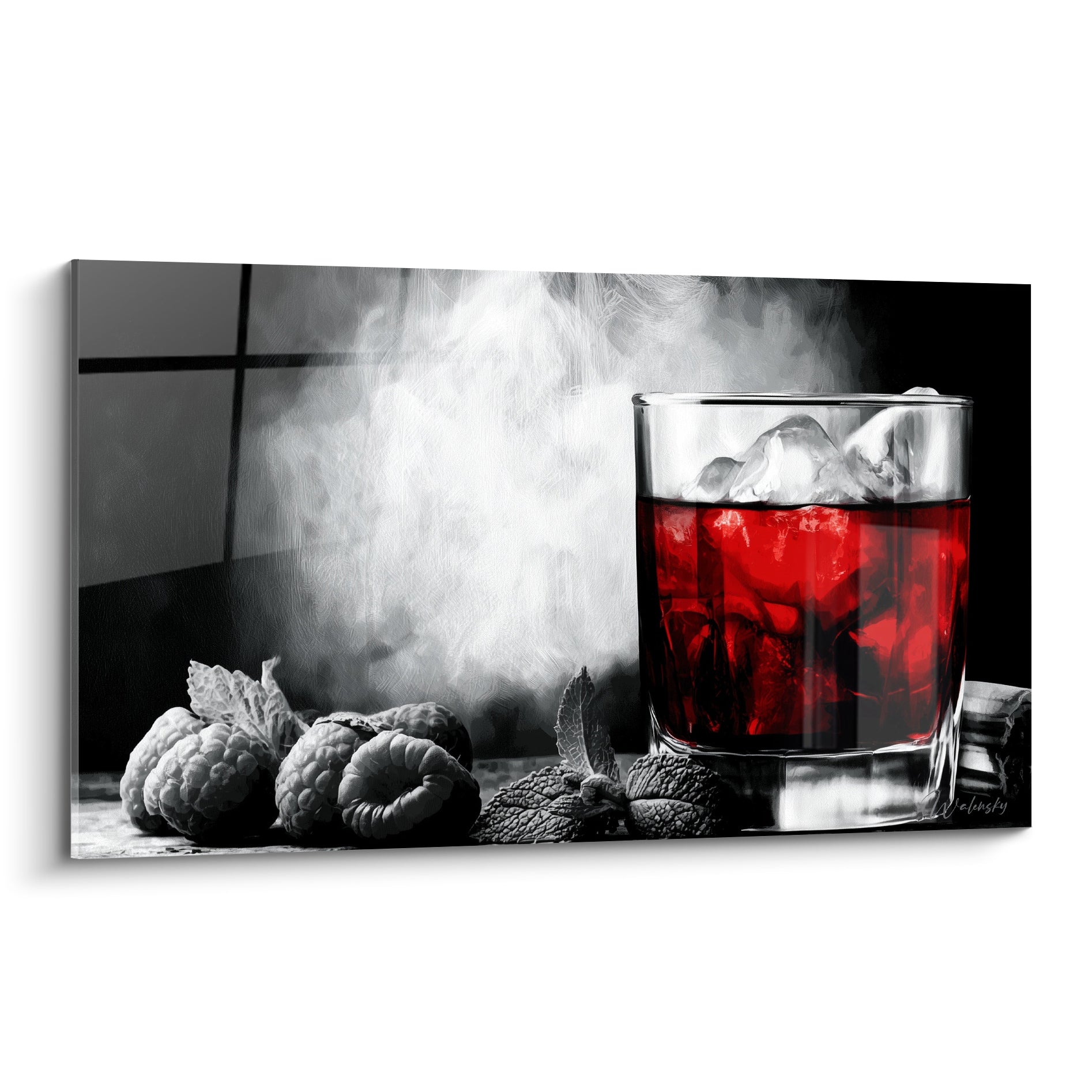 Verre à cocktail rouge rubis et glaçons sur fond noir et blanc, framboises en avant-plan