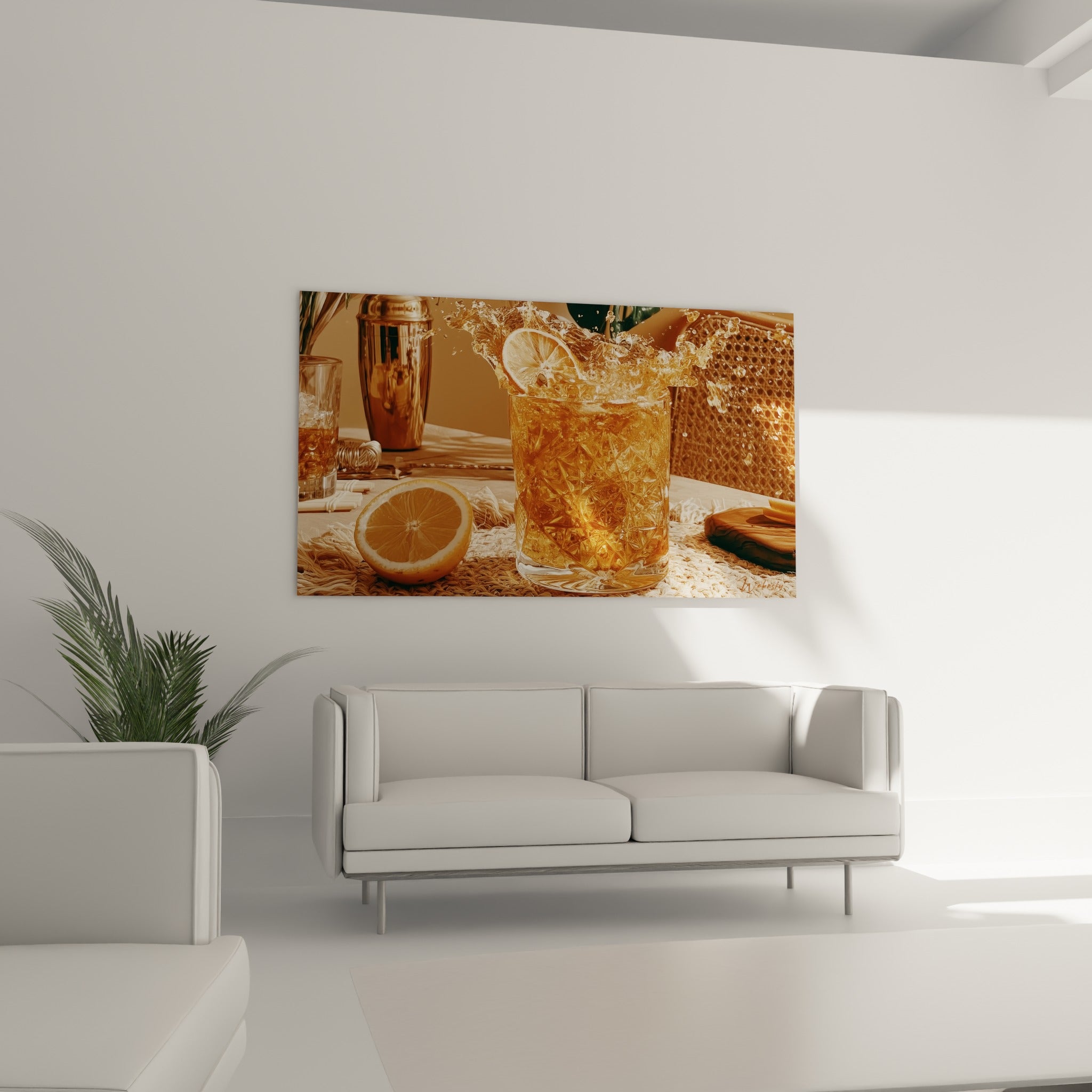 Verre cristal doré aux reflets terracotta avec citron flottant au-dessus d'un canapé dans un salon lumineux