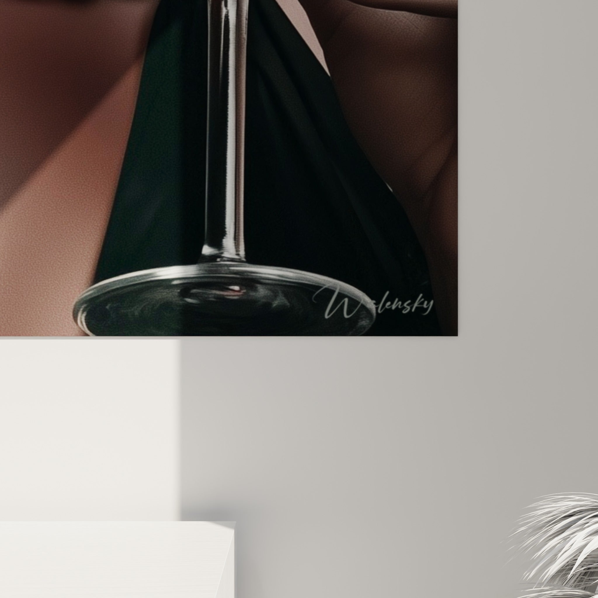Reflets glacés sur les perles grises et le rouge profond du cocktail révélant la texture brillante de l'impression