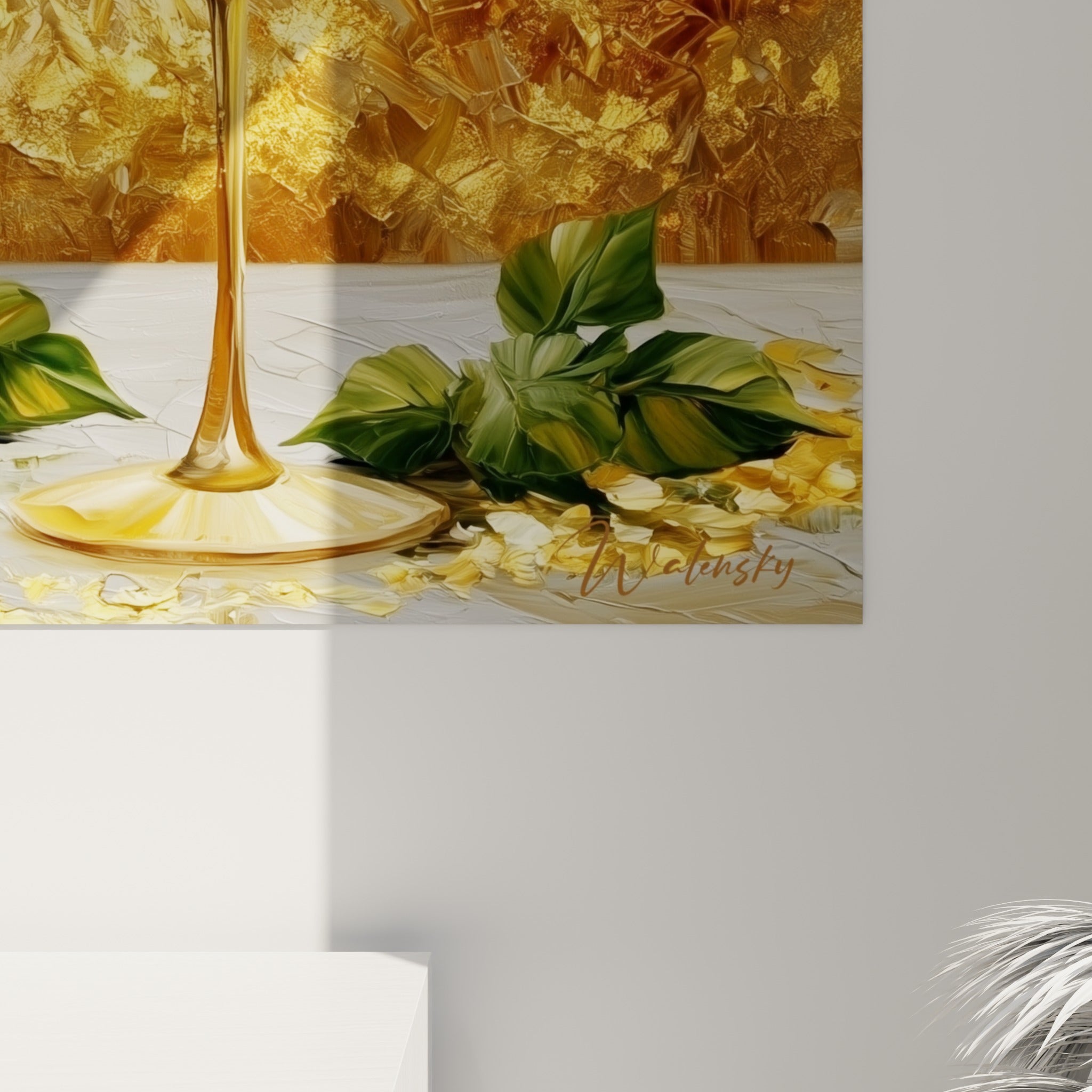 Empâtements dorés et coulures blanches sur le verre des coupes de cocktail, matière épaisse et lumineuse