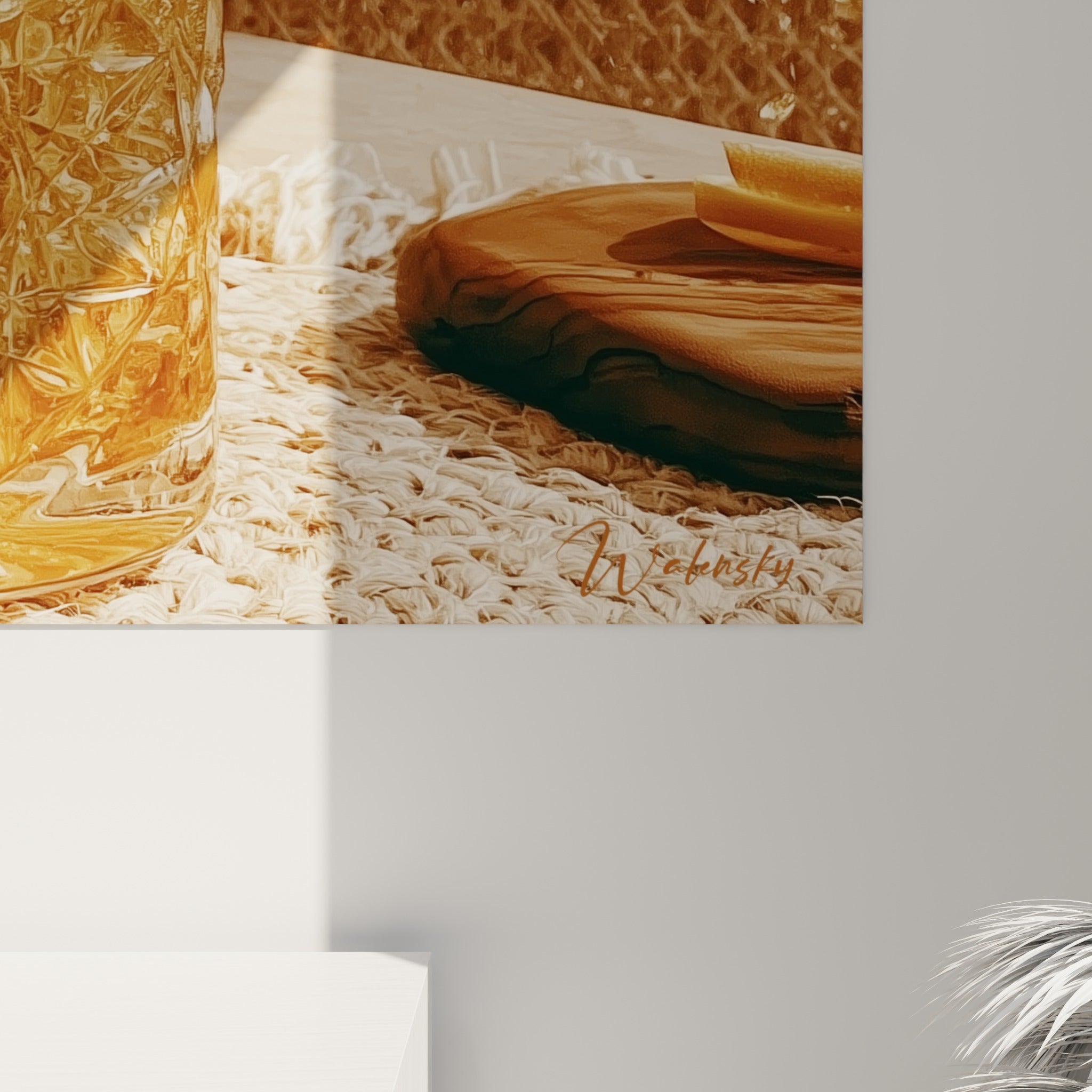 Détail du grain pictural doré et des gouttelettes figées sur la toile du cocktail ambré