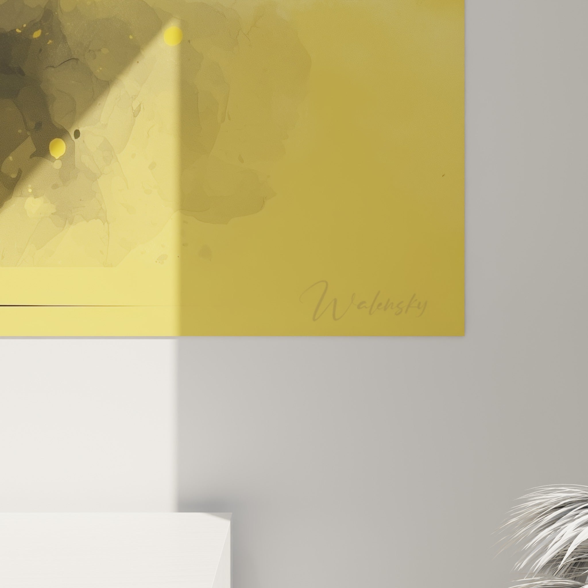 Grain de la toile révélant les éclats d'encre noire et les nuances ocre du fond jaune