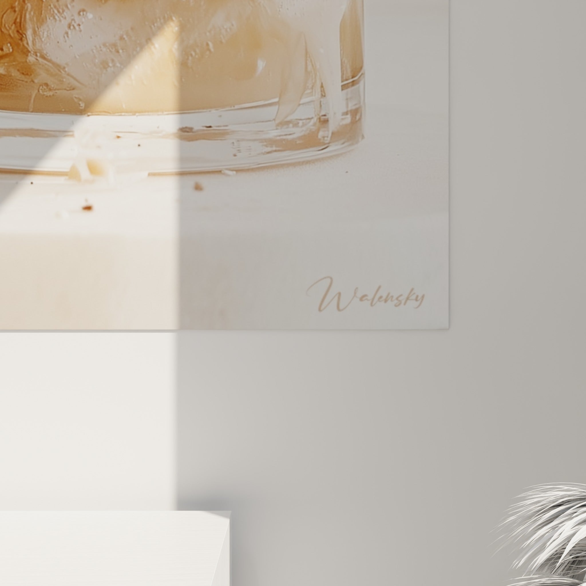 Détail des glaçons givrés et éclats caramel granuleux capturés en gros plan sur la toile texturée