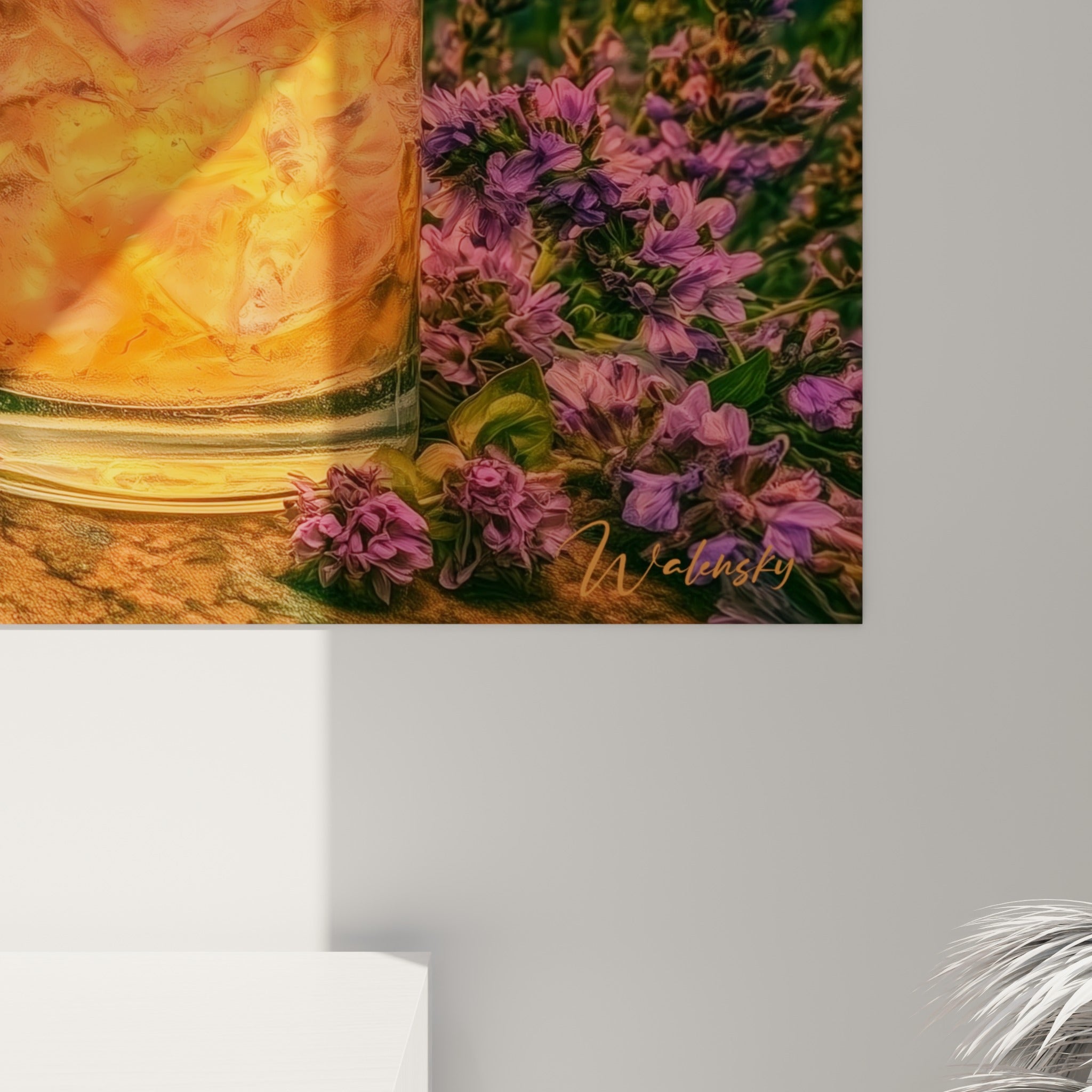 Détail du grain pictural révélant les glaçons translucides et les pétales roses aux nuances orangées