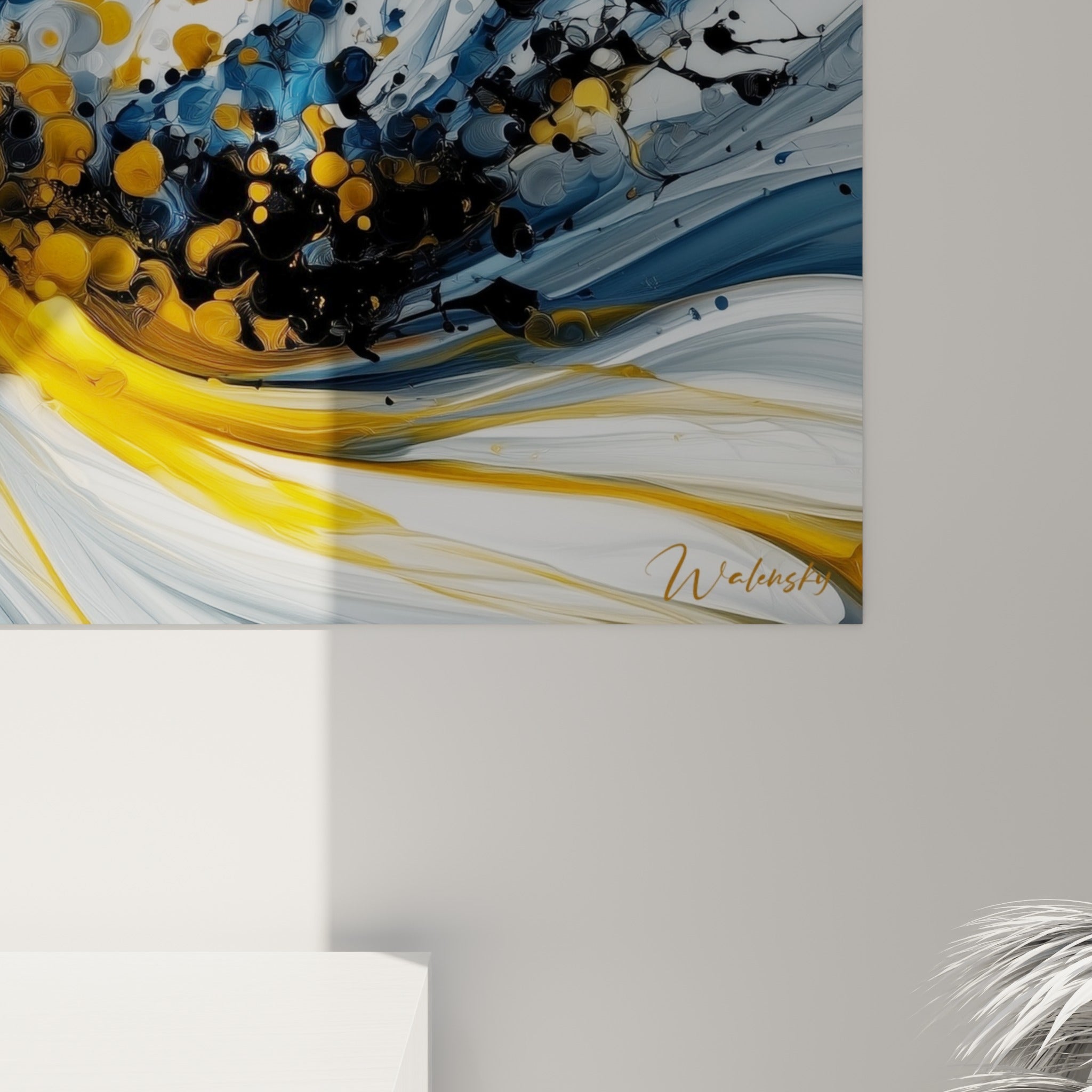 Grain pictural des touches ocre et anthracite d'un martini, gouttelettes dorées se mêlant aux volutes bleu marine