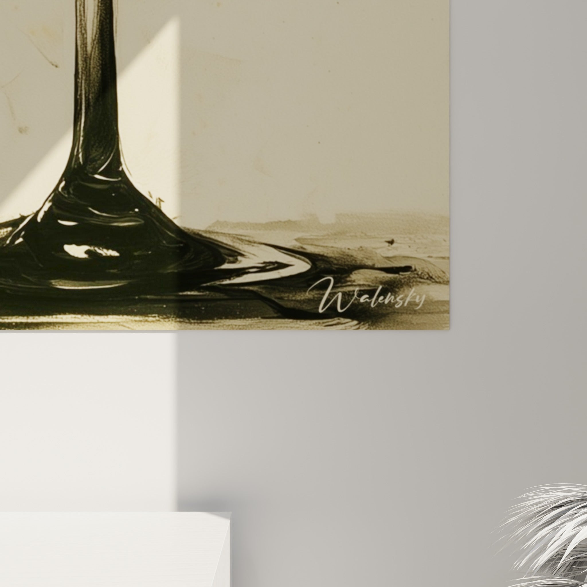 Empâtements noirs et coulures rouges sur toile, grain visible près du pied du verre à martini