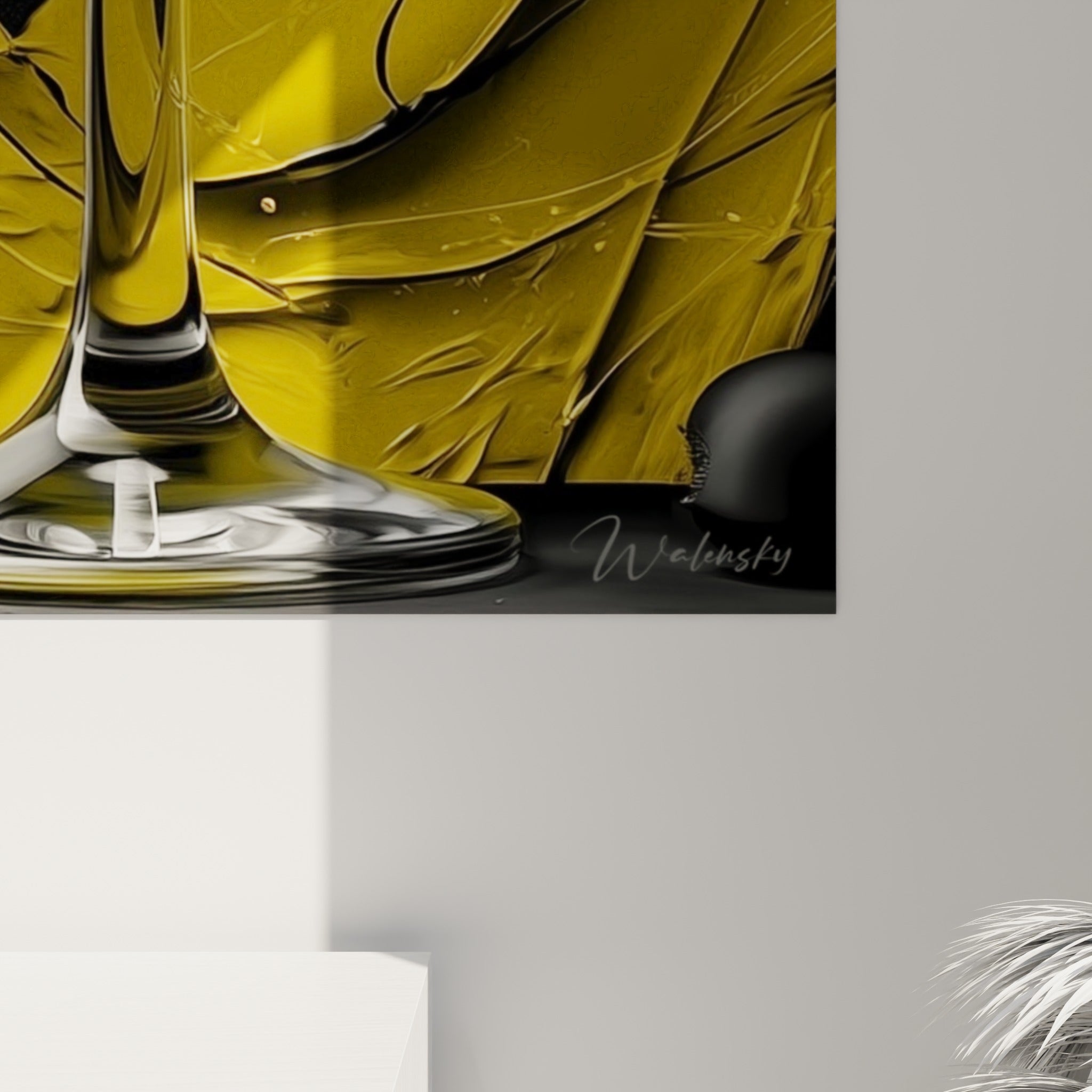 Reflets métalliques du verre et empâtements jaunes et noirs visibles en gros plan sur la toile