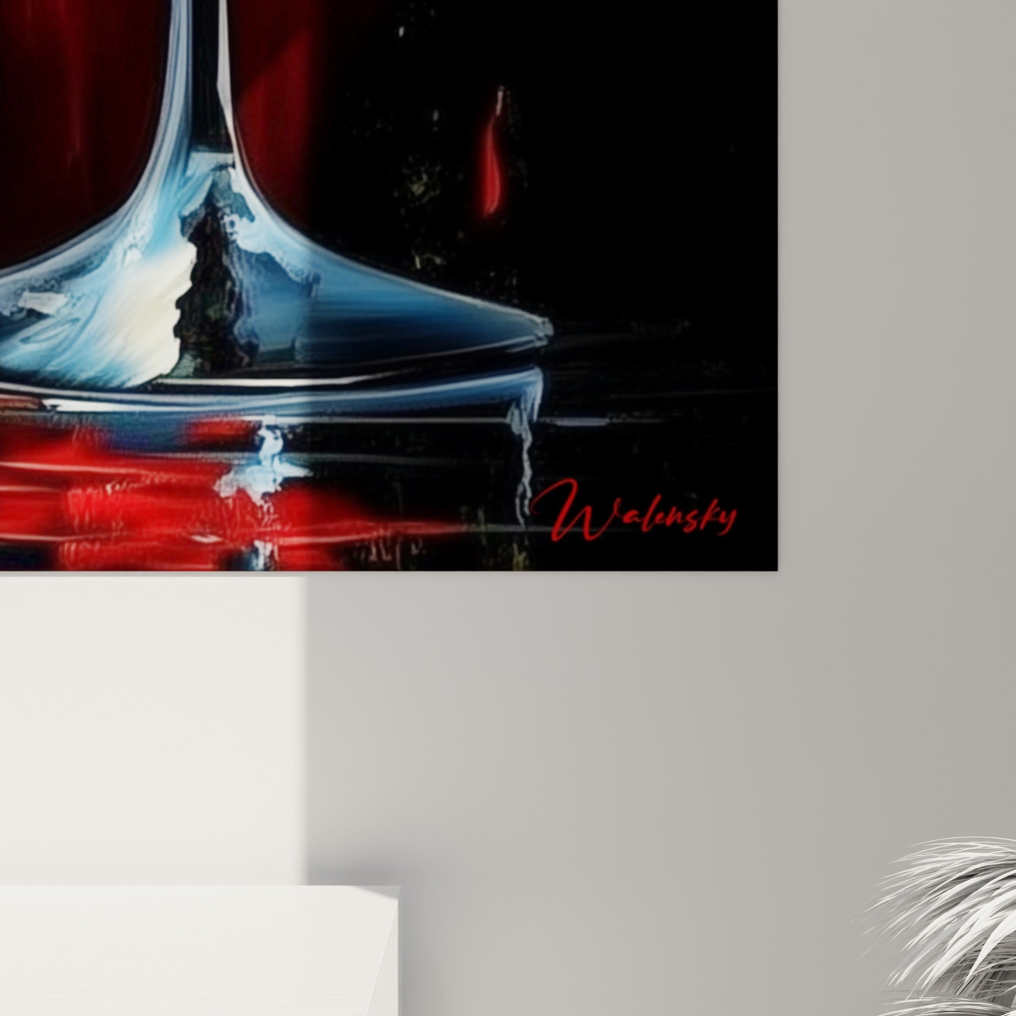 Empâtements rouges et éclats jaunes visibles de près sur la matière peinte du verre à martini