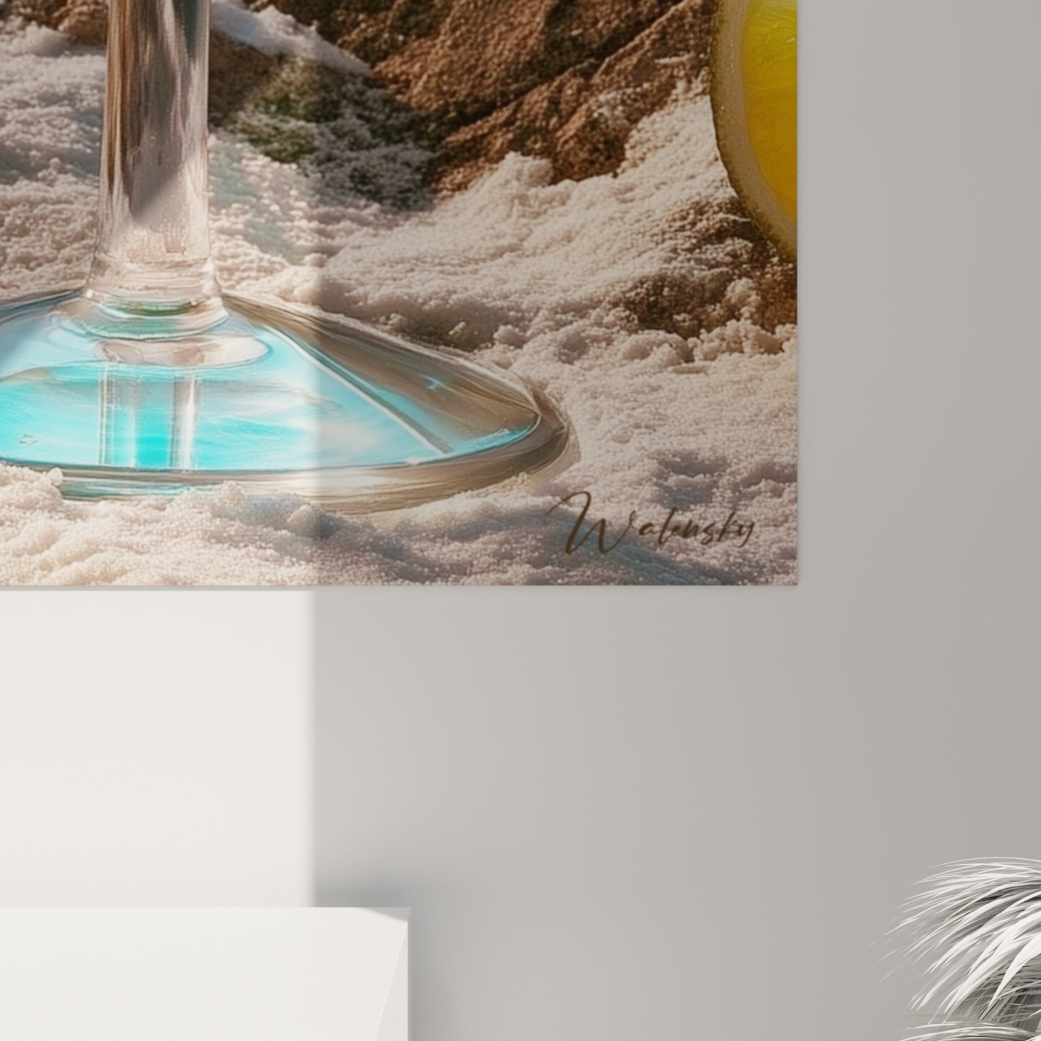 Reflets translucides du verre à pied, grain du sel givré et coulures ambrées visibles en gros plan sur la matière