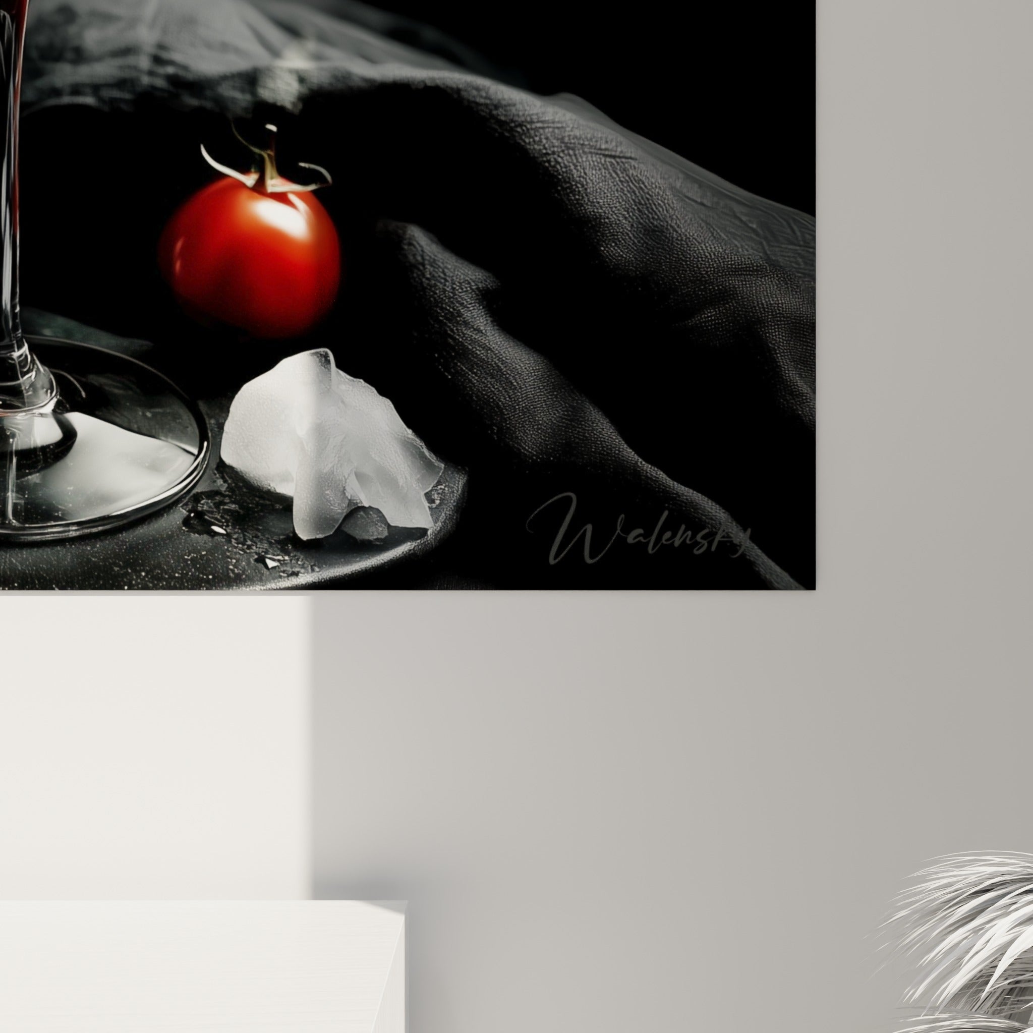 Reflets argentés du shaker et texture glacée du verre rouge sur cette œuvre accrochée au mur